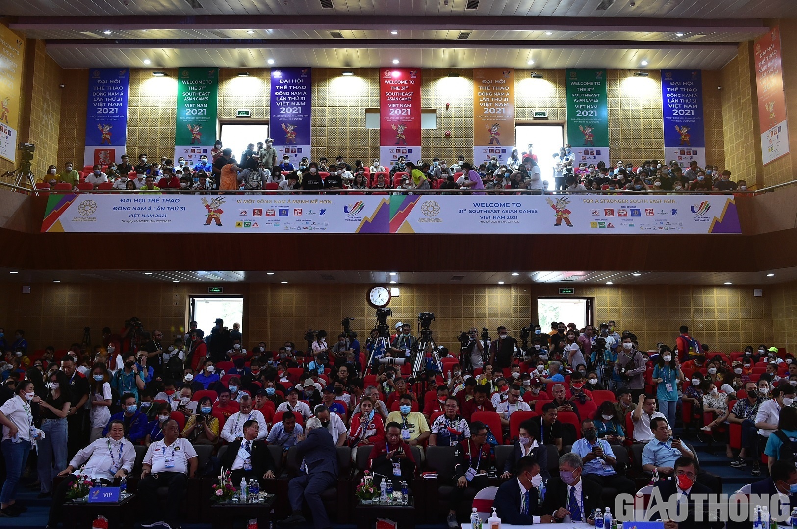 Ng&agrave;y 20/5, cử tạ Việt Nam c&oacute; 4 VĐV tham dự 4 trận chung kết kh&aacute;c nhau. Rất đ&ocirc;ng kh&aacute;n giả đ&atilde; c&oacute; mặt tại Trung t&acirc;m huấn luyện & thi đấu TDTT H&agrave; Nội.