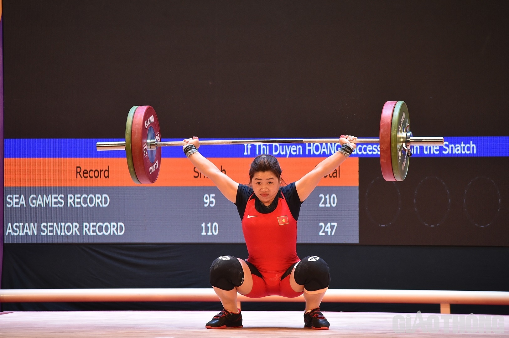 Nh&agrave; v&ocirc; địch SEA Games 2019 tỏ r&otilde; sự &aacute;p đảo trước c&aacute;c đối thủ khi th&agrave;nh c&ocirc;ng với mức tạ 90kg ở lần cử giật đầu ti&ecirc;n. Trong khi người đứng thứ nh&igrave; ở phần thi cử giật l&agrave; Sirikaew Pimsiri (Th&aacute;i Lan) phải mất 2 lượt mới đạt được 86kg.