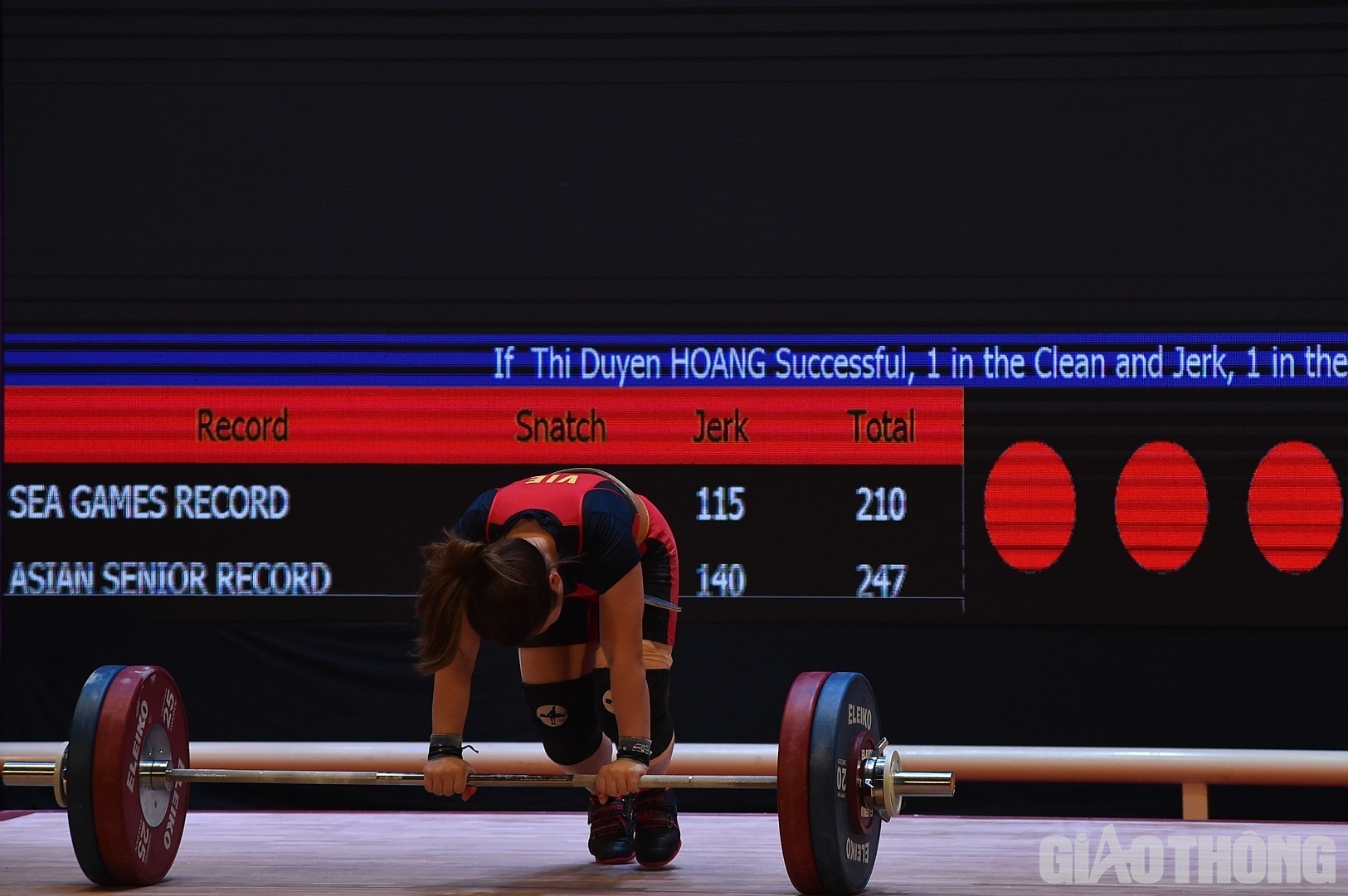 Kh&aacute;n giả v&agrave; ban huấn luyện rất tiếc khi c&ocirc; kh&ocirc;ng thể chinh phục được mức cử đ&atilde; đăng k&iacute; l&agrave; 116 kg. Bản th&acirc;n Duy&ecirc;n cũng tiếc nuối khi cơ hội tr&ocirc;i qua.