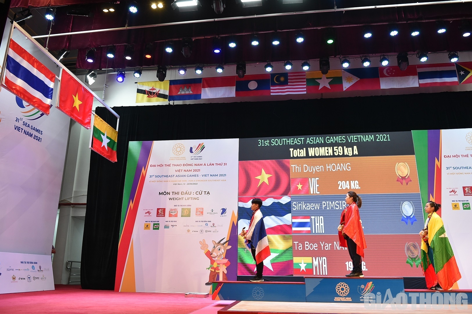 D&ugrave; vậy, với tổng cử 204kg v&agrave; ph&aacute; 1 kỷ lục SEA Games, Ho&agrave;ng Thị Duy&ecirc;n đ&atilde; bảo vệ th&agrave;nh c&ocirc;ng tấm HCV hạng c&acirc;n 59 kg nữ. HCB thuộc về Sirikaew Pimsiri (Th&aacute;i Lan) v&agrave; Ta Boe Yar Naw (Myanmar) nhận HCĐ ở hạng c&acirc;n n&agrave;y.