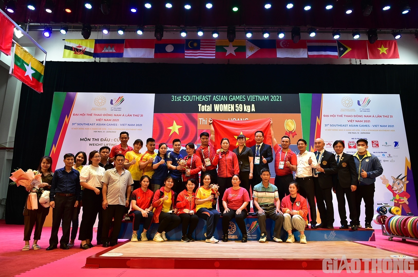 Đ&ocirc; cử người d&acirc;n tộc Gi&aacute;y ở L&agrave;o Cai chung vui c&ugrave;ng gia đ&igrave;nh v&agrave; ban huấn luyện, đồng đội.