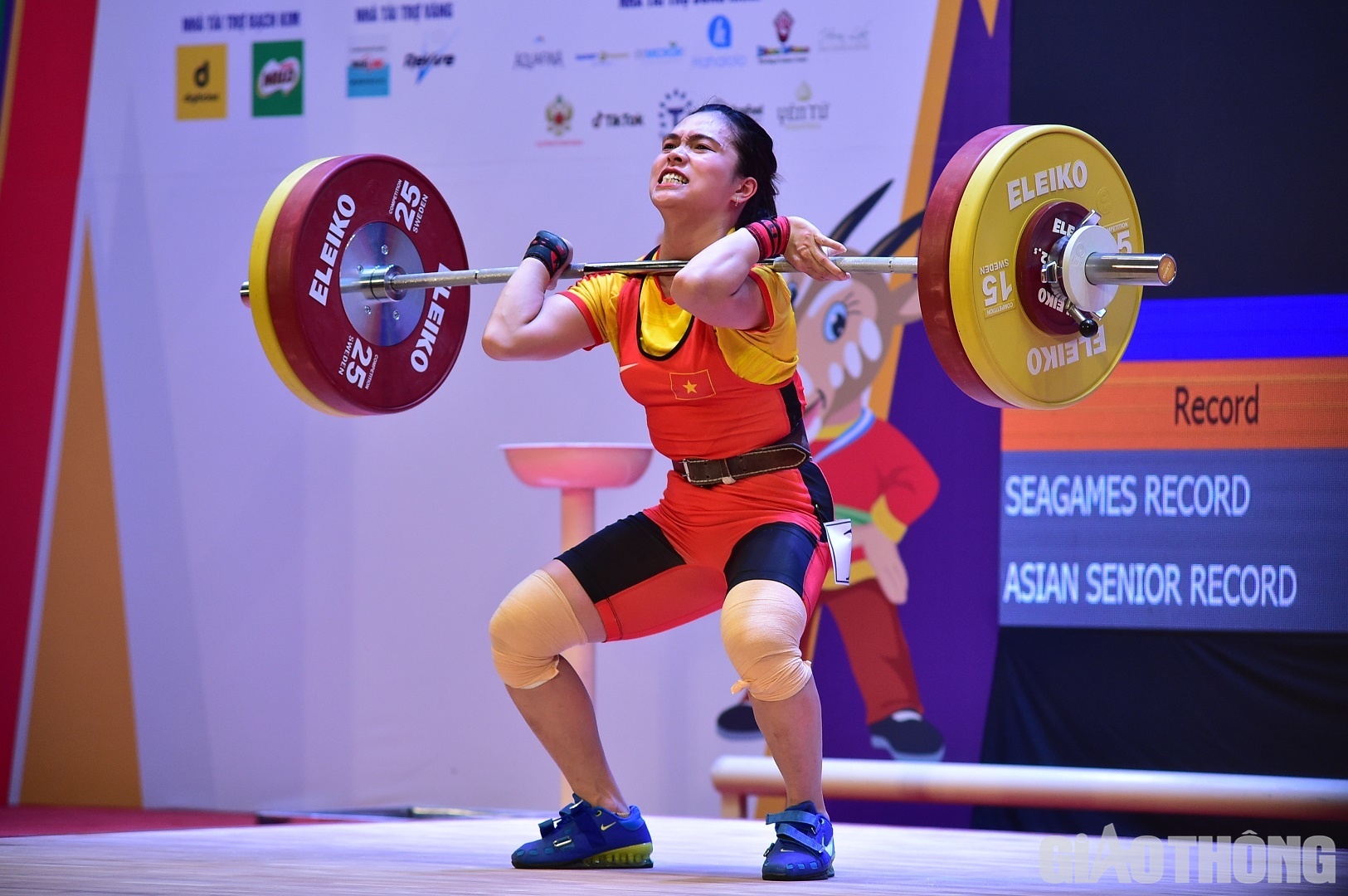 Trước khi Ho&agrave;ng Thị Duy&ecirc;n gi&agrave;nh HCV, cử tạ Việt Nam đ&atilde; trải qua một ng&agrave;y kh&oacute; khăn. V&agrave;o buổi s&aacute;ng, đ&ocirc; cử Nguyễn Thu Hiền của Việt Nam đ&atilde; thất bại ở nội dung 55 kg của nữ.