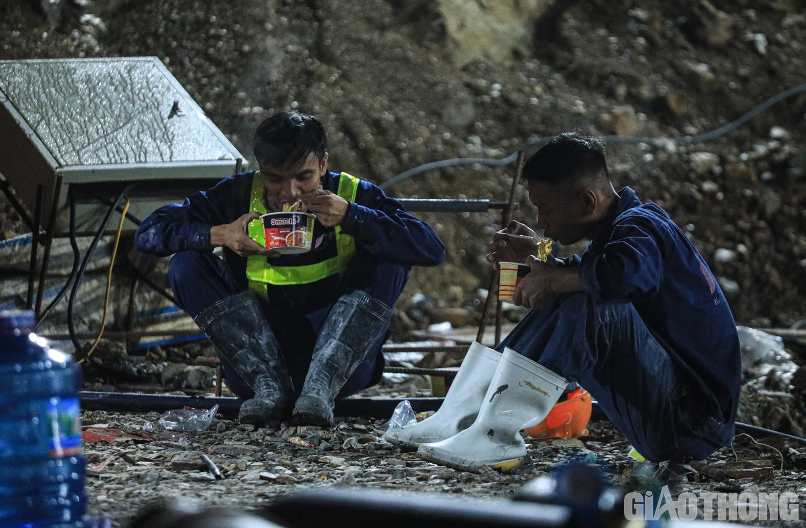 Nghỉ ngơi sau khi tạm kết th&uacute;c c&ocirc;ng việc dựng v&igrave;, ghim gia cố, cắm neo v&ograve;m hầm l&uacute;c hơn 12h đ&ecirc;m, anh Nguyễn B&aacute; Chung v&agrave; anh Trần Phong Dũng - c&ocirc;ng nh&acirc;n Tập đo&agrave;n Đ&egrave;o Cả cho biết, thời gian l&agrave;m ca đ&ecirc;m k&eacute;o d&agrave;i 12 tiếng, giờ nghỉ giải lao của anh em tại hầm thường từ 45 ph&uacute;t đến 1 tiếng.