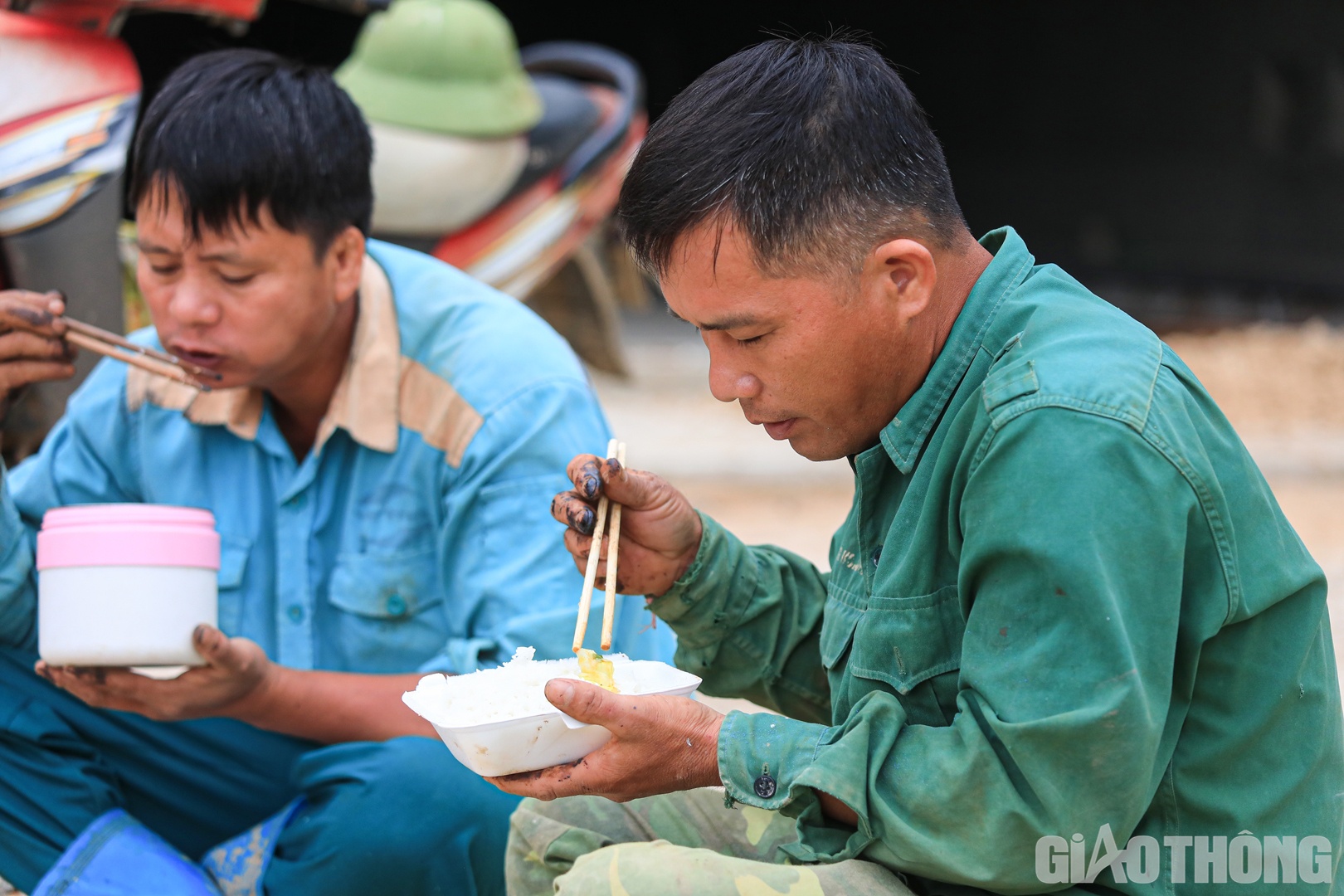 12h15, kết th&uacute;c gần 6 tiếng ca l&agrave;m việc buổi s&aacute;ng, tr&ecirc;n đ&ocirc;i tay lấm lem đất v&agrave; dầu m&aacute;y trong qu&aacute; tr&igrave;nh l&agrave;m việc, anh Ho&agrave;ng Xu&acirc;n T&uacute; (44 tuổi, tr&uacute; tại x&atilde; H&agrave; Long, huyện H&agrave; Trung, tỉnh Thanh H&oacute;a) c&ugrave;ng hai người &ldquo;đồng nghiệp&rdquo; lấy vội những hộp cơm đ&atilde; chuẩn bị sẵn ăn ngay tại cửa hầm nh&aacute;nh tr&aacute;i ph&iacute;a Bắc trước giờ nối ca chiều. Trước &aacute;nh nh&igrave;n đầy t&ograve; m&ograve; của PV, anh T&uacute; cho biết, sở dĩ bữa cơm n&agrave;y kh&ocirc;ng trong l&aacute;n trại l&agrave; do anh v&agrave; một số người kh&aacute;c chỉ l&agrave; &ldquo;c&ocirc;ng nh&acirc;n thời vụ&rdquo;, kh&ocirc;ng thuộc bi&ecirc;n chế của nh&agrave; thầu Tập đo&agrave;n Sơn Hải.