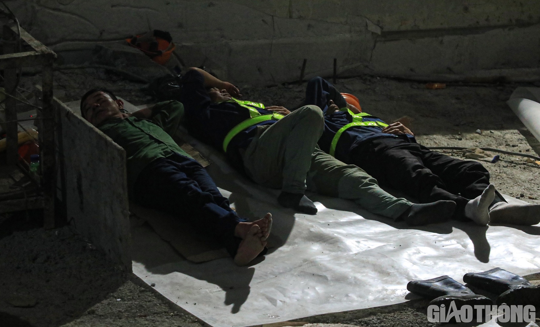 L&agrave;m việc trong m&ocirc;i trường đặc th&ugrave;, ồn &aacute;o, kh&oacute;i bụi, giờ nghỉ giải lao những người c&ocirc;ng nh&acirc;n ai nấy đều kiếm lu&ocirc;n cho m&igrave;nh một chỗ ngả lưng.