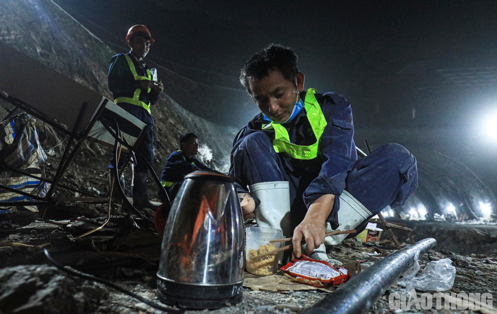 Ở một g&oacute;c kh&aacute;c tr&ecirc;n c&ocirc;ng trường, anh L&ecirc; Văn Ki&ecirc;n (38 tuổi, tr&uacute; tại TX Nghi Sơn, tỉnh Thanh H&oacute;a) đ&atilde; tự chuẩn bị th&ecirc;m một quả trứng g&agrave; v&agrave;o "thực đơn" ăn đ&ecirc;m của m&igrave;nh.