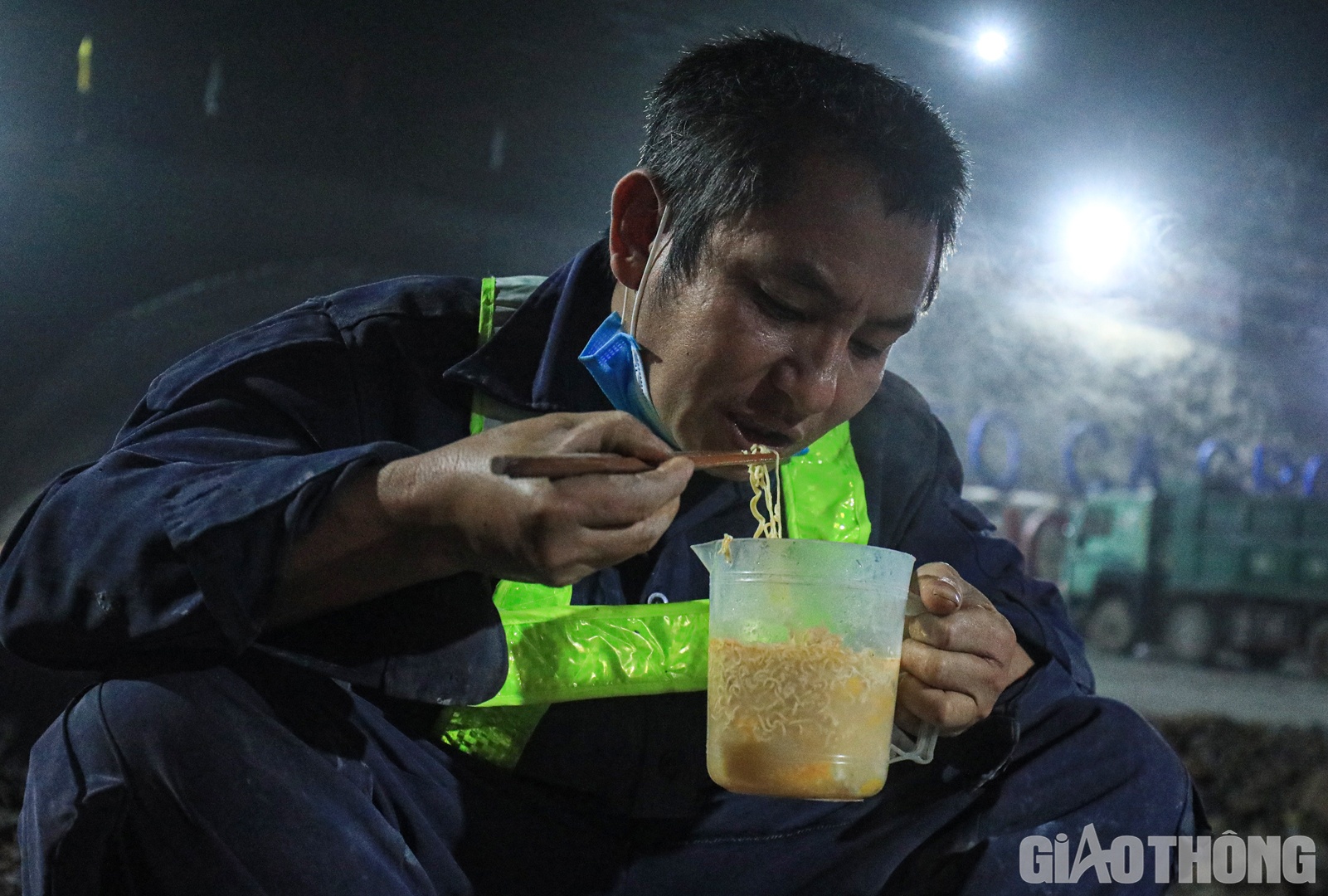 &ldquo;Giờ l&agrave;m việc đặc th&ugrave;, thời gian đầu kh&ocirc;ng tr&aacute;nh khỏi sự mệt mỏi, song l&acirc;u dần cũng quen. Thế nhưng, c&oacute; một kh&oacute; khăn l&agrave; l&agrave;m đ&ecirc;m thường rất nhanh đ&oacute;i. Vậy n&ecirc;n, mỗi khi giải lao, thứ anh em ở hầm nghĩ đến sẽ l&agrave; mỳ ăn liền&rdquo;, anh Ki&ecirc;n gi&atilde;i b&agrave;y.