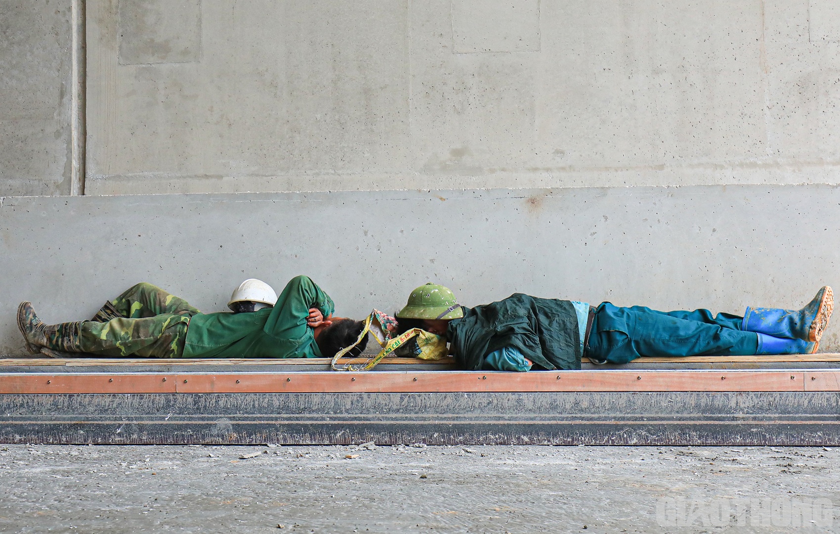 Sau bữa ăn "chớp nho&aacute;ng", những người c&ocirc;ng nh&acirc;n lại tranh thủ chợp mắt ngay tr&ecirc;n c&ocirc;ng địa dự &aacute;n trước khi bước v&agrave;o ca đổ b&ecirc; t&ocirc;ng mặt hầm buổi chiều.