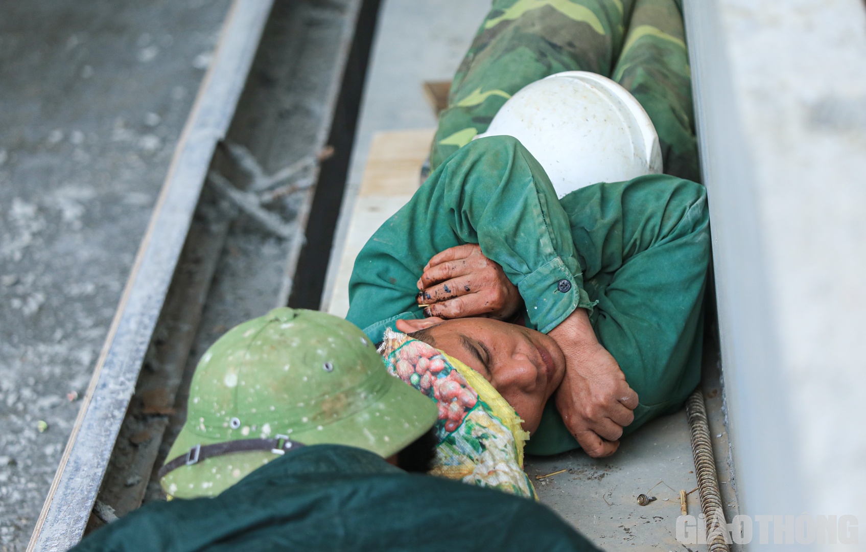 Bữa cơm vội, giấc ngủ cũng chỉ k&eacute;o d&agrave;i khoảng 7 - 10 ph&uacute;t. &ldquo;C&oacute; những ng&agrave;y b&aacute;m c&ocirc;ng trường hơn 12 tiếng, người cũng mệt nho&agrave;i nhưng kh&ocirc;ng thể l&agrave;m kh&aacute;c. Tr&ecirc;n c&ocirc;ng trường n&agrave;y, x&aacute;c định l&agrave;m "phu đường" l&agrave; vất vả rồi. Như ch&uacute;ng t&ocirc;i c&ograve;n được gần nh&agrave; chứ c&ocirc;ng nh&acirc;n bi&ecirc;n chế, phải sống xa gia đ&igrave;nh, vợ con, c&oacute; khi cả năm, nhanh cũng nửa năm mới gặp&rdquo;, anh T&uacute; b&agrave;y tỏ.