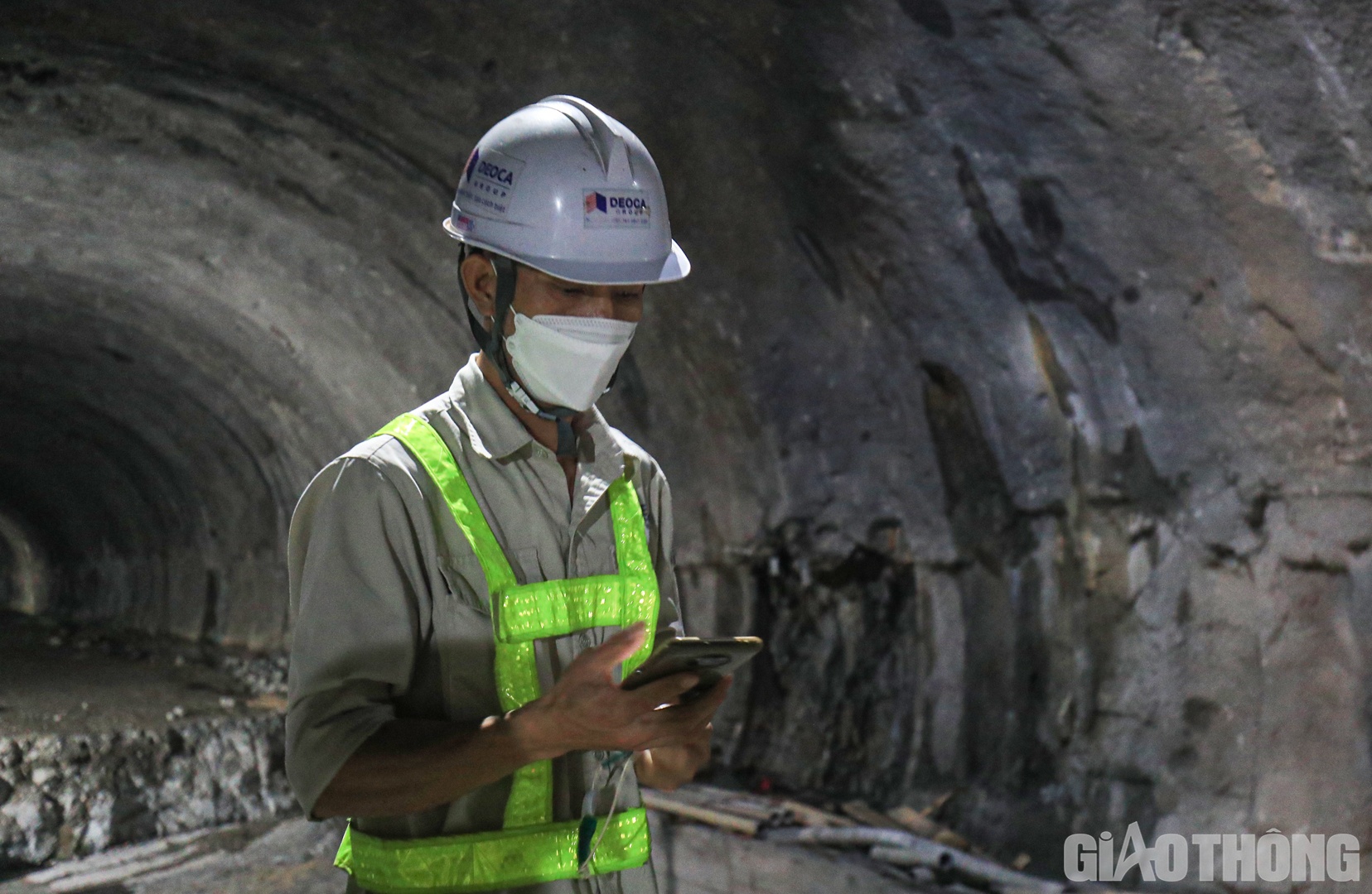 &Ocirc;ng Vương Thanh H&agrave;, Ph&oacute; chỉ huy trưởng điều h&agrave;nh thi c&ocirc;ng hầm Thung Thi cho biết, để đảm bảo tiến độ đ&atilde; cam kết, việc thi c&ocirc;ng hầm được duy tr&igrave; xuy&ecirc;n suốt 24/7. Trong đ&oacute;, ca tối bắt đầu từ 18h h&ocirc;m trước đến 6h s&aacute;ng h&ocirc;m sau.  &ldquo;Qu&aacute; tr&igrave;nh l&agrave;m việc, c&ocirc;ng nh&acirc;n sẽ được nghỉ giữa ca 1 tiếng. Quy định l&agrave; vậy, song, thời điểm nghỉ kh&ocirc;ng mặc định, c&oacute; những hạng mục quan trọng như nổ m&igrave;n, c&ocirc;ng nh&acirc;n đều cố gắng l&agrave;m cho gọn mới y&ecirc;n t&acirc;m nghỉ ngơi&rdquo;, &ocirc;ng H&agrave; cho hay.
