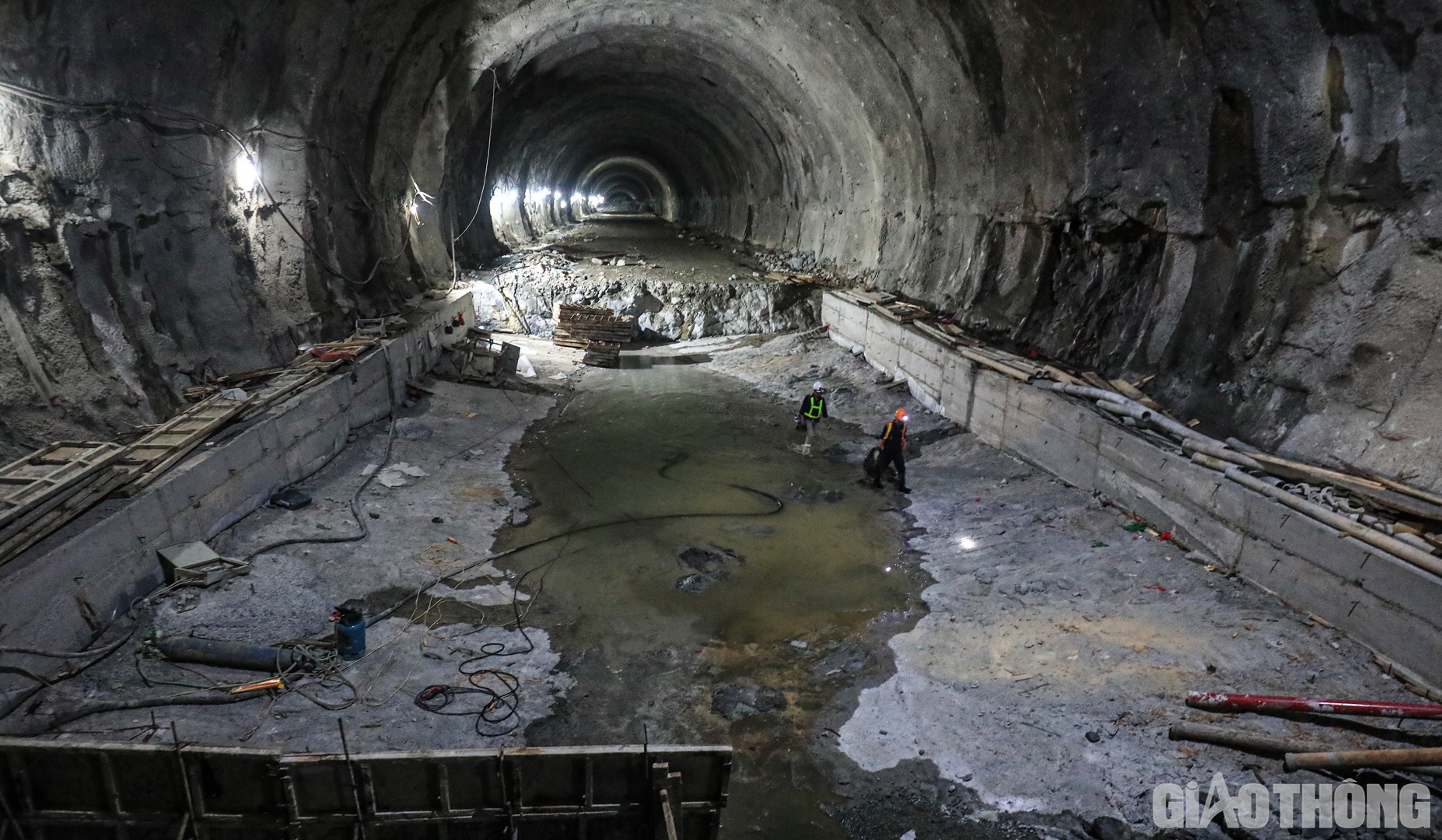 0h26 ng&agrave;y 18/5, sau tiếng nổ m&igrave;n x&eacute; toang m&agrave;n đ&ecirc;m trước cửa hầm nh&aacute;nh tr&aacute;i hầm Thung Thi thuộc g&oacute;i thầu XL12 dự &aacute;n cao tốc Bắc - Nam đoạn Mai Sơn - QL45 do Tập đo&agrave;n Đ&egrave;o Cả thi c&ocirc;ng cũng l&agrave; l&uacute;c những c&ocirc;ng nh&acirc;n l&agrave;m hầm bước v&agrave;o giờ nghỉ giữa ca.