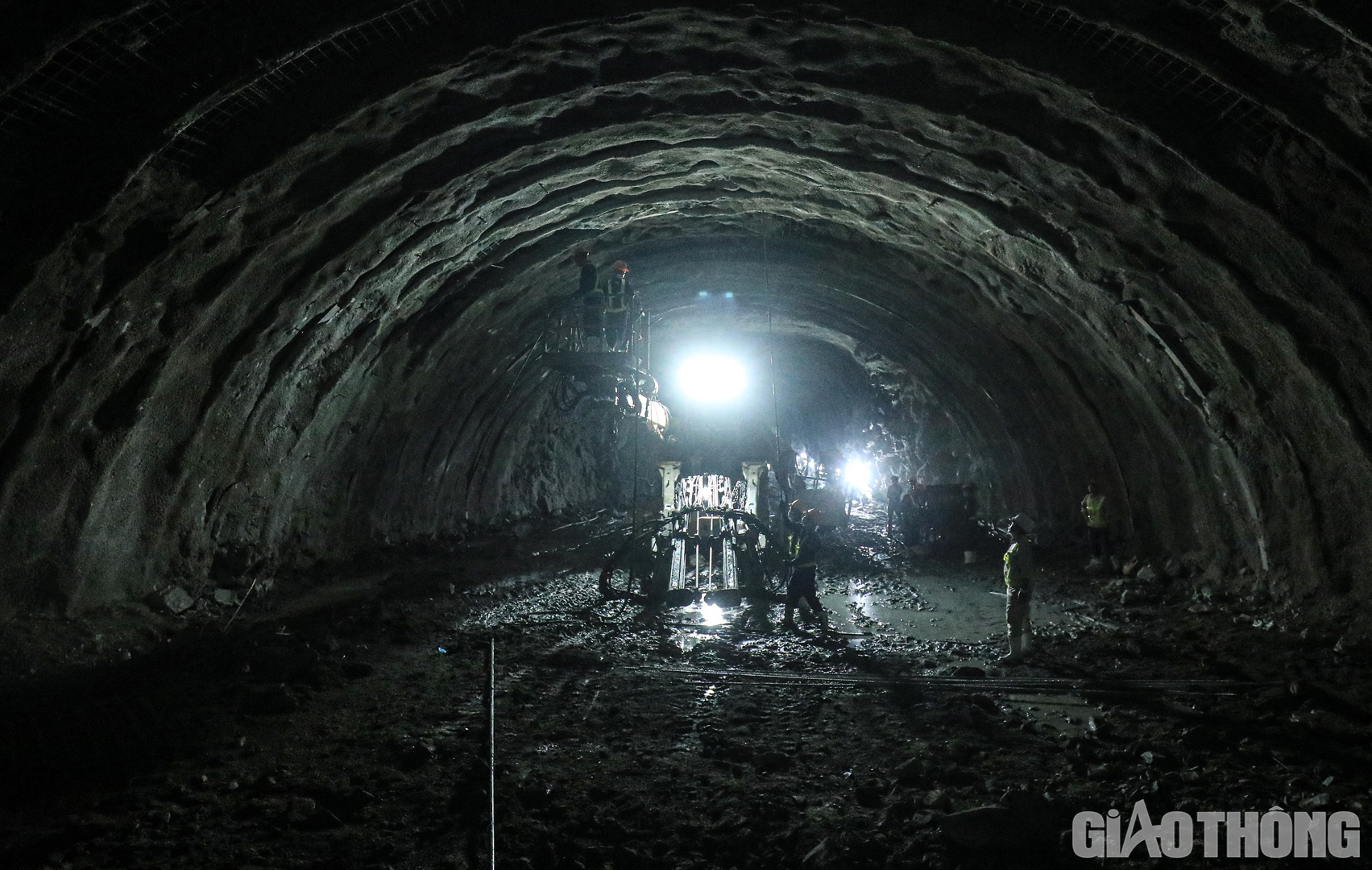 Sau những ph&uacute;t giải lao, c&aacute;c c&ocirc;ng nh&acirc;n lại tiếp tục bắt tay v&agrave;o c&ocirc;ng việc, quyết t&acirc;m đưa c&ocirc;ng tr&igrave;nh về đ&iacute;ch sớm.