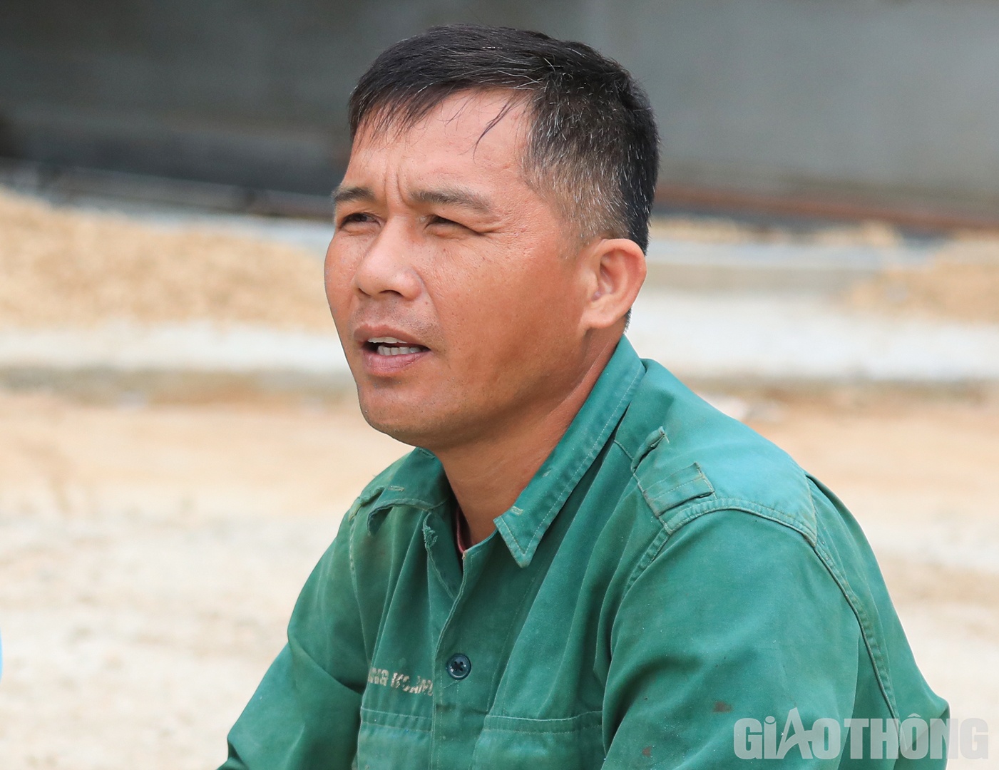 &ldquo;D&ugrave; l&agrave; người địa phương, nh&agrave; chỉ c&aacute;ch c&ocirc;ng trường khoảng 5 - 6km nhưng để đảm bảo tiến độ c&ocirc;ng việc được giao, mấy anh em lại rủ nhau mua cơm từ nh&agrave; bếp tại c&ocirc;ng trường để tr&aacute;nh mất thời gian đi lại, ảnh hưởng đến c&ocirc;ng việc&rdquo;, anh T&uacute; n&oacute;i.