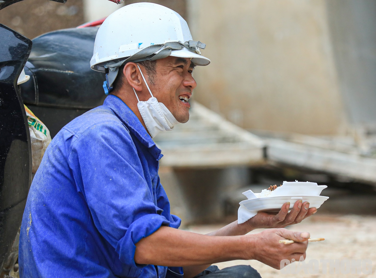 "C&ocirc;ng việc c&oacute; phần vất vả, bữa ăn tạm bợ, giấc ngủ kh&ocirc;ng tr&ograve;n, song, nhờ mức thu nhập ổn định, 350.000 đồng/ng&agrave;y/8 tiếng cộng tiền tăng ca đ&ecirc;m, ch&uacute;ng t&ocirc;i đ&atilde; gắn b&oacute; với c&ocirc;ng trường hơn 1 năm nay. Mỗi th&aacute;ng cả tiền tăng ca cũng được 30 c&ocirc;ng, tạm đủ để c&ugrave;ng vợ chu cấp đủ cho hai người con trai, một đang học đại học năm thứ 3 tại H&agrave; Nội, một đ&atilde; l&ecirc;n lớp 11 v&agrave; c&aacute;c việc kh&aacute;c của gia đ&igrave;nh", anh Tuy&ecirc;n chia sẻ.