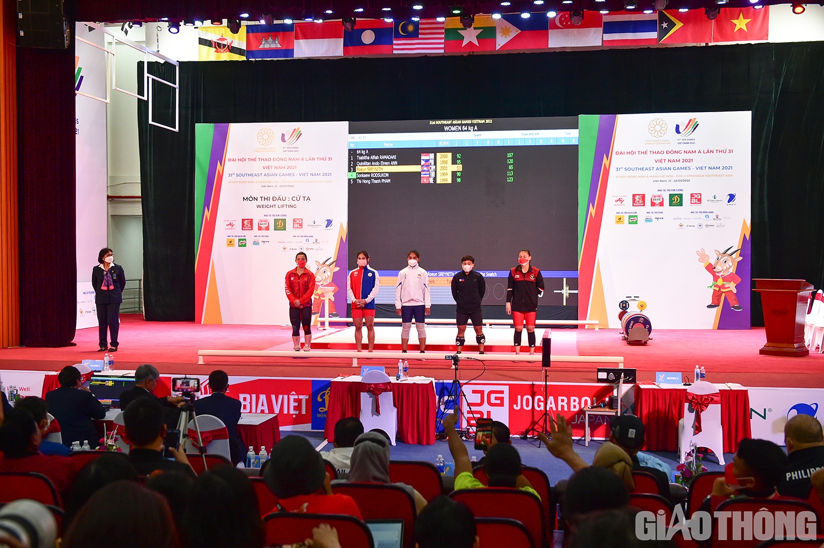 Phạm Thị Hồng Thanh l&agrave; ĐKVĐ SEA Games 30 ở hạng c&acirc;n 64kg nữ. Tuy vậy, ở kỳ SEA Games 31 năm nay, c&ocirc; c&oacute; những đối thủ rất đ&aacute;ng gờm l&agrave; Tsabitha Alfiah Ramadani (Indonesia) v&agrave; Quinilitan Ando Elreen Ann (Philippines). Nội dung cử giật cho thấy sự tranh chấp mạnh mẽ của c&aacute;c VĐV.