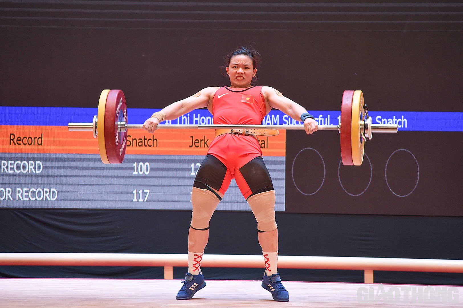 Ở lần cử giật đầu ti&ecirc;n, Hồng Thanh đ&atilde; th&agrave;nh c&ocirc;ng ở mức 98 kg - ngang bằng với kỷ lục SEA Games.