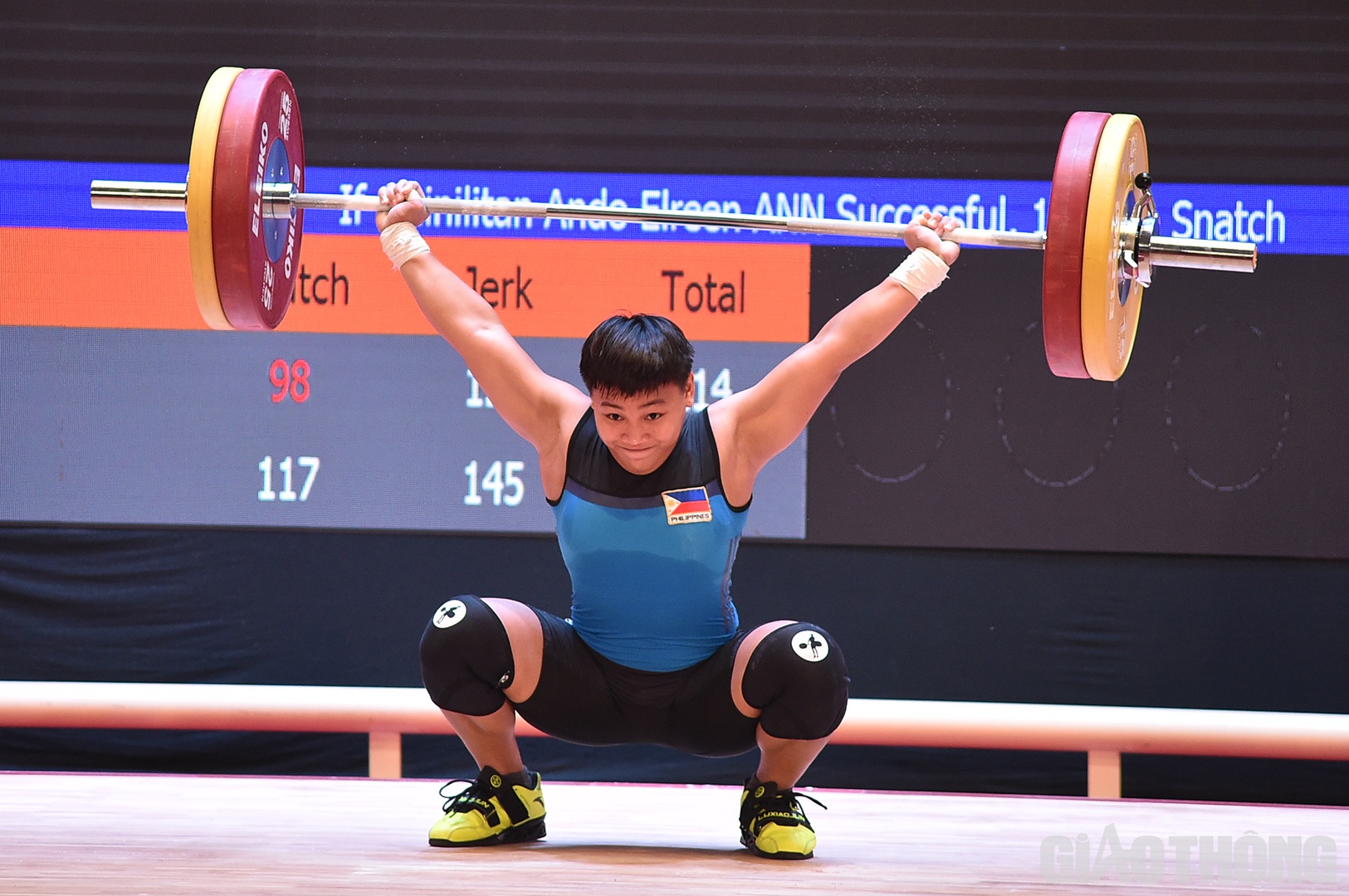 Ngay sau Hồng Thanh, VĐV của Philippines đ&atilde; n&acirc;ng mức tạ l&ecirc;n 100 kg ở lần cử giật thứ hai v&agrave; VĐV n&agrave;y th&agrave;nh c&ocirc;ng - ph&aacute; kỷ lục SEA Games. VĐV Indonesia cũng th&agrave;nh c&ocirc;ng với mức tạ n&agrave;y ở lần cử thứ ba.