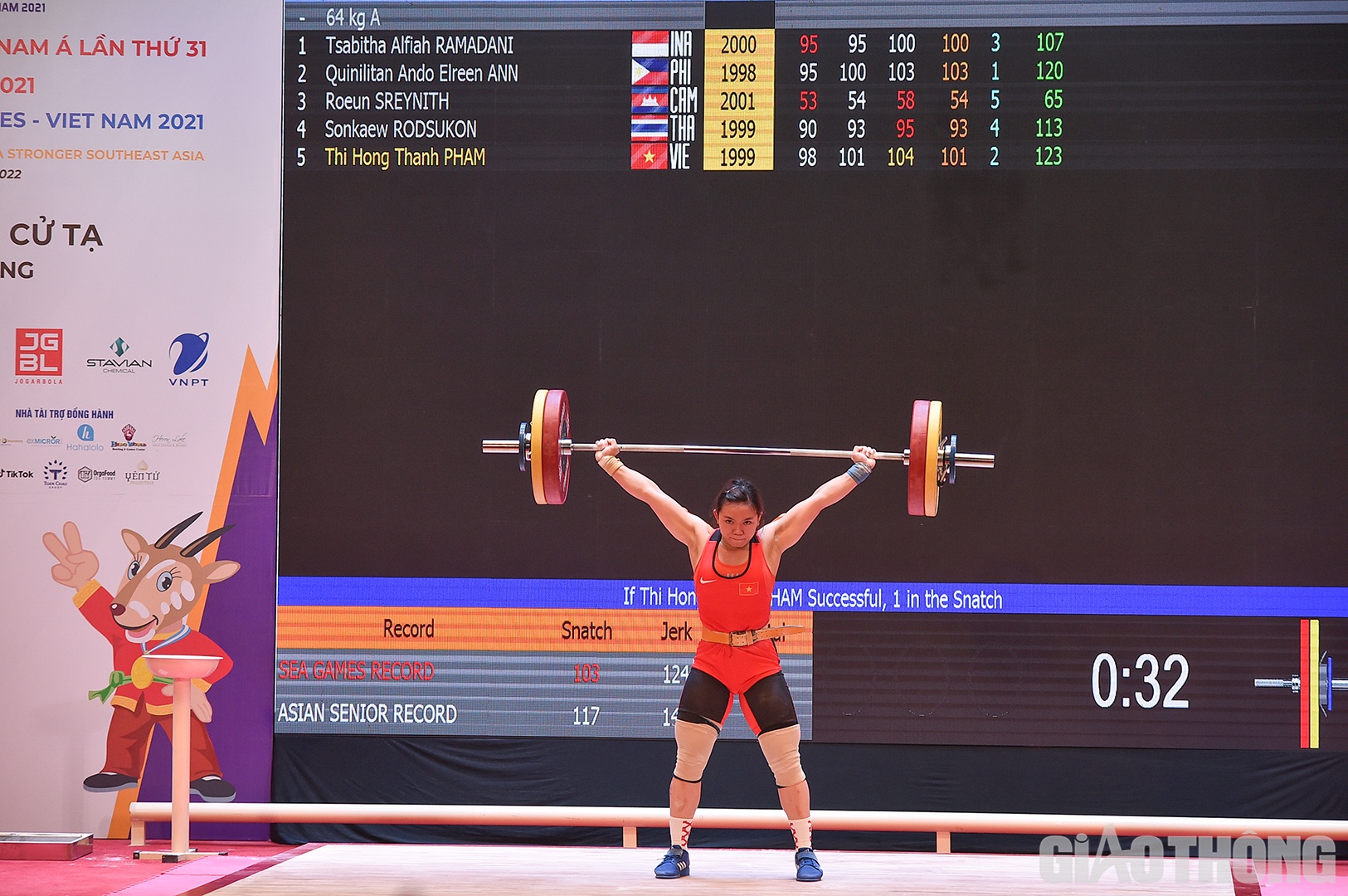 Sau đ&oacute;, Hồng Thanh lại ph&aacute; kỷ lục mới c&oacute; trước đ&oacute; 1 ph&uacute;t bằng mức cử giật 101kg, trước khi nh&igrave;n VĐV Elreen Ann l&ecirc;n mức 103kg. VĐV chủ nh&agrave; kh&eacute;p lại m&agrave;n rượt đuổi bằng lượt cử giật cuối 104kg  th&agrave;nh c&ocirc;ng.