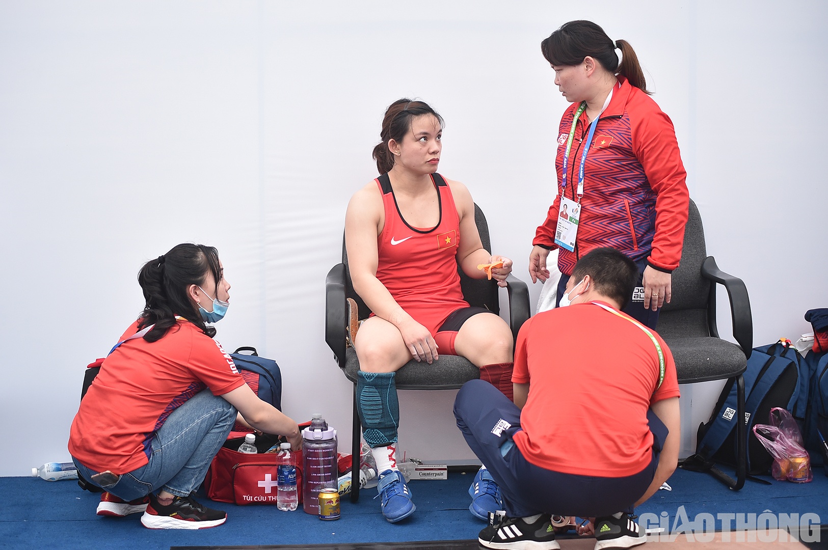 Trong l&uacute;c giải lao, VĐV gốc Hải Dương được ban huấn luyện chăm s&oacute;c, đồng thời nhắc nhở c&ocirc; d&ugrave;ng sức lực v&agrave; c&oacute; chiến thuật sao cho hợp l&yacute;.