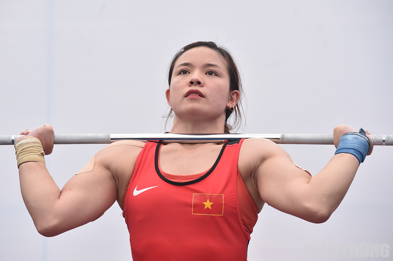 Hồng Thanh tranh thủ tập dượt lại động t&aacute;c cơ bản trước khi bước v&agrave;o nội dung cử đẩy.