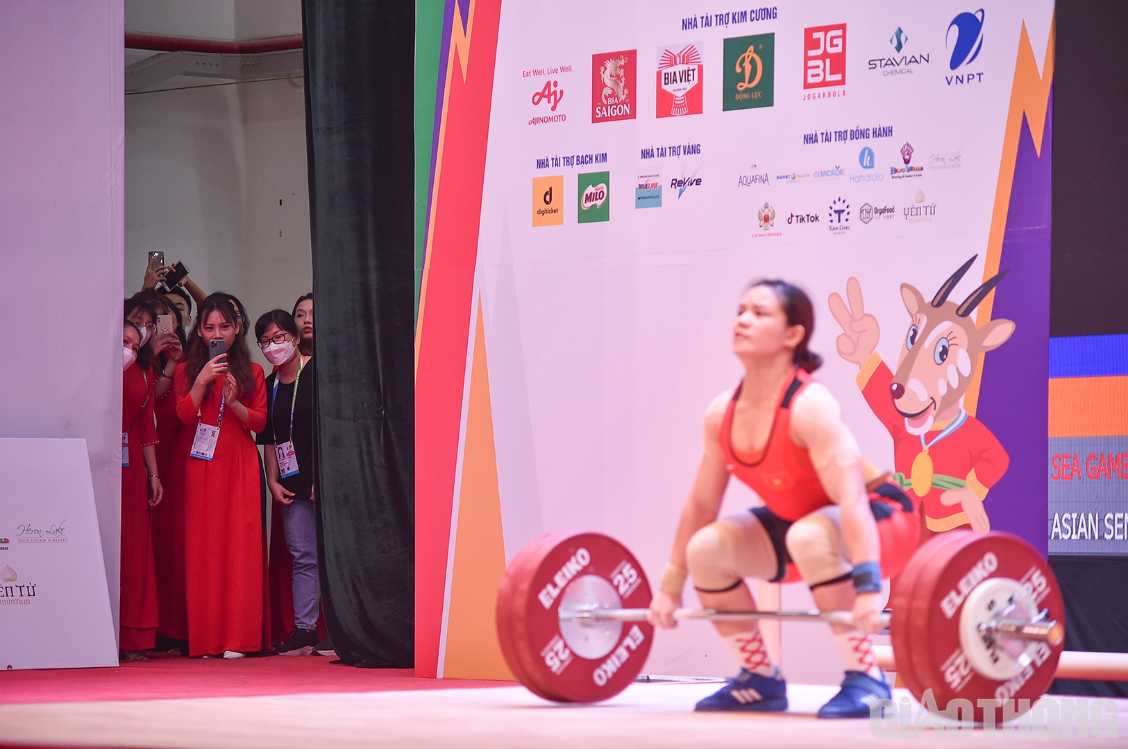 Sau khi VĐV Philippines thất bại, Hồng Thanh c&oacute; t&acirc;m l&yacute; thoải m&aacute;i. Lượt cử đẩy thứ 2 c&ocirc; th&agrave;nh c&ocirc;ng với 126kg, qua đ&oacute; lập kỷ lục mới. Kh&aacute;n giả rất mong chờ c&ocirc; sẽ cử đẩy th&agrave;nh c&ocirc;ng lượt cuối, mức tạ 130kg.