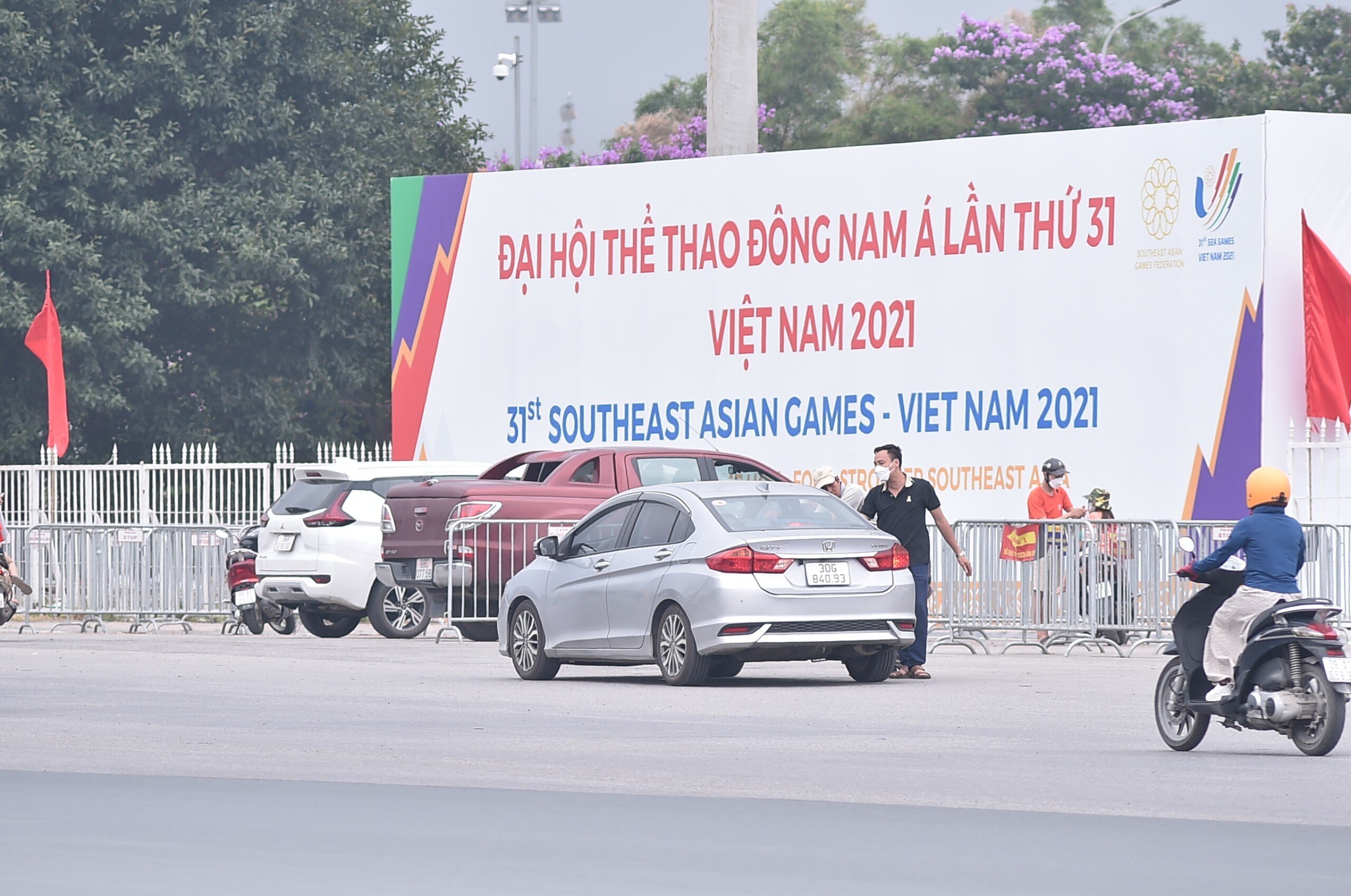 Thi thoảng c&oacute; chiếc &ocirc; t&ocirc; đỗ lại gần, phe v&eacute; liền ch&agrave;o mời.