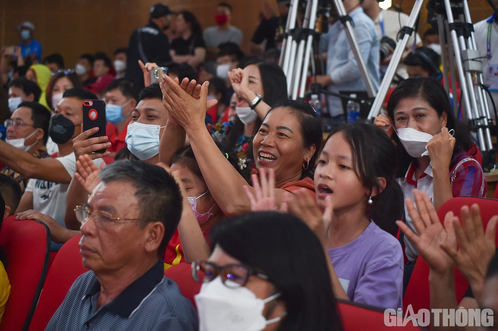 Kh&aacute;n giả c&oacute; mặt tại ph&ograve;ng thi đấu vỗ tay reo h&ograve;, t&aacute;n thưởng với phần thể hiện tuyệt vời của Hồng Thanh.