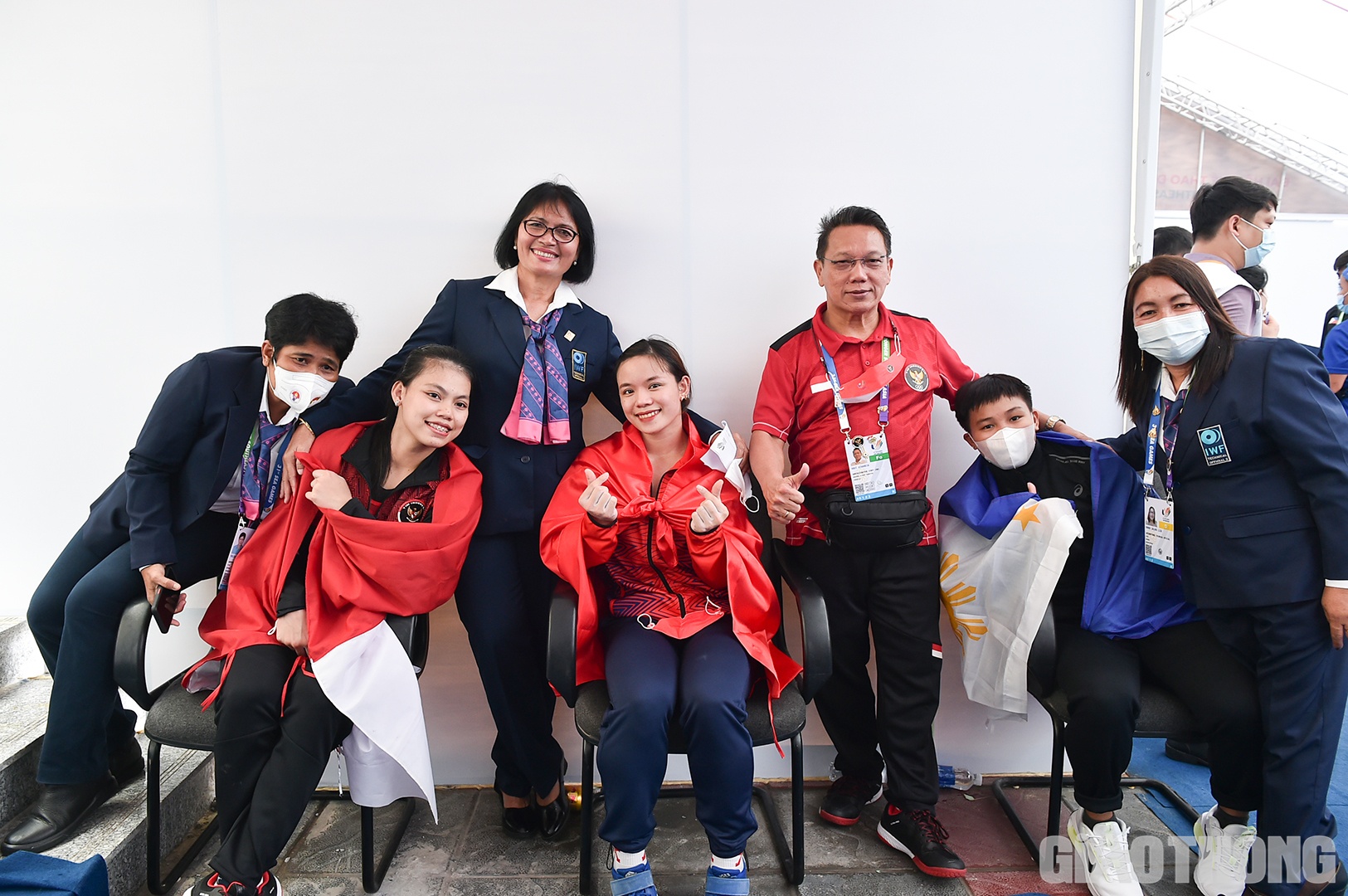 C&aacute;c VĐV đoạt huy chương chụp ảnh lưu niệm c&ugrave;ng đại diện li&ecirc;n đo&agrave;n cử tạ thế giới.