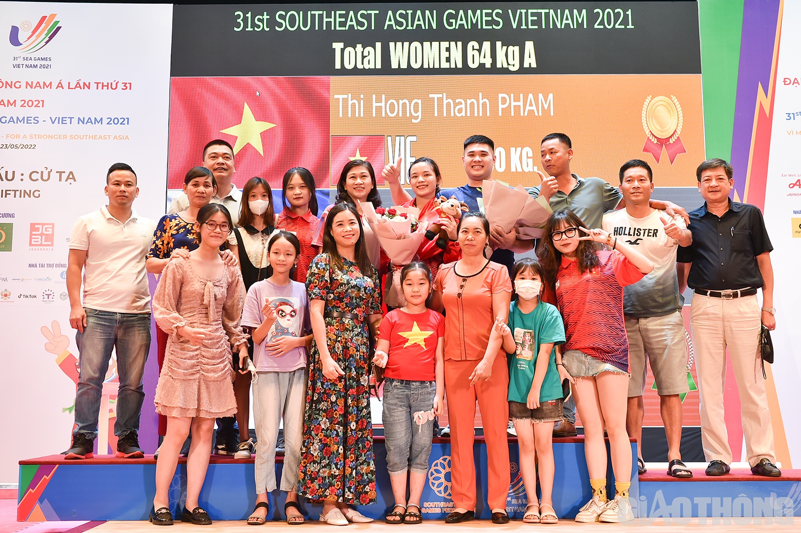 Nh&agrave; v&ocirc; địch SEA Games 31 chia vui c&ugrave;ng người th&acirc;n trong gia đ&igrave;nh.