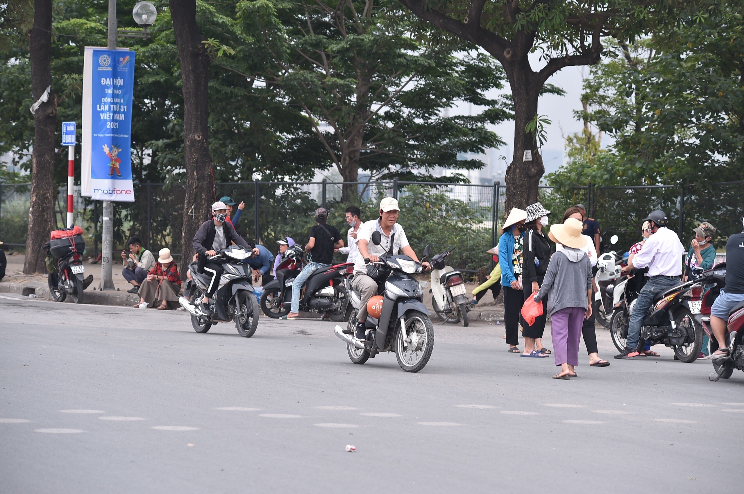 Theo khảo s&aacute;t của B&aacute;o Giao th&ocirc;ng, d&ugrave; lượng mua &iacute;t nhưng gi&aacute; v&eacute; vẫn được h&eacute;t rất cao. V&eacute; kh&aacute;n đ&agrave;i A, B l&ecirc;n tới 16-18 triệu đồng/cặp. V&eacute; kh&aacute;n đ&agrave;i C, D cũng l&ecirc;n tới 8-10 triệu. Ri&ecirc;ng v&eacute; mời VIP c&oacute; gi&aacute;... 45 triệu. Trong khi đ&oacute;, ngo&agrave;i số lượng v&eacute; mời, BTC ph&aacute;t h&agrave;nh v&eacute; trận chung kết c&oacute; 2 mệnh gi&aacute; l&agrave; 300 ngh&igrave;n v&agrave; 500 ngh&igrave;n.