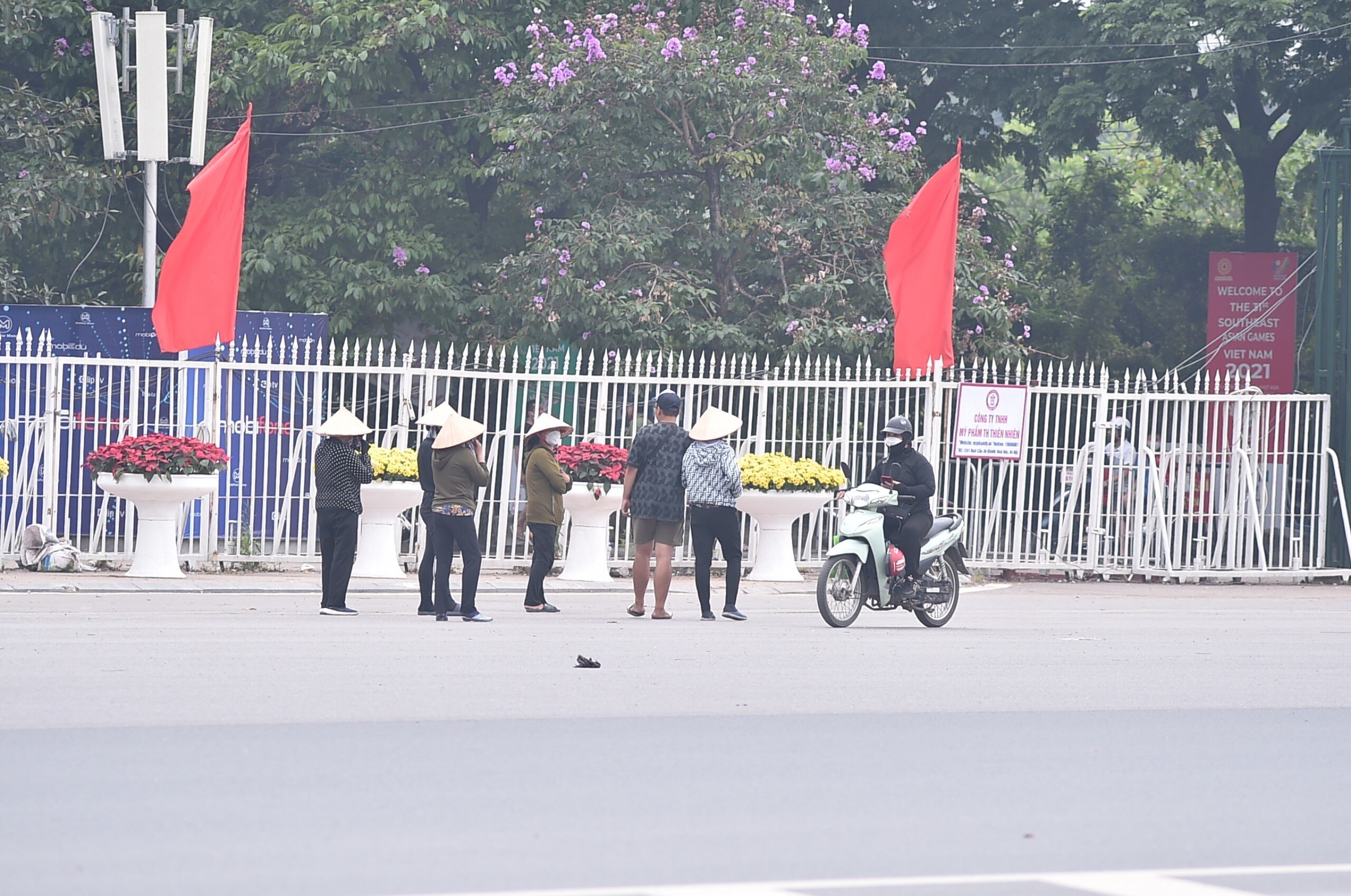 Một nh&oacute;m kh&aacute;c tập trung lại đề tr&ograve; chuyện. Khung cảnh n&agrave;y ho&agrave;n to&agrave;n tr&aacute;i ngược với kh&ocirc;ng kh&iacute; s&ocirc;i động ở những "chợ v&eacute;" online.