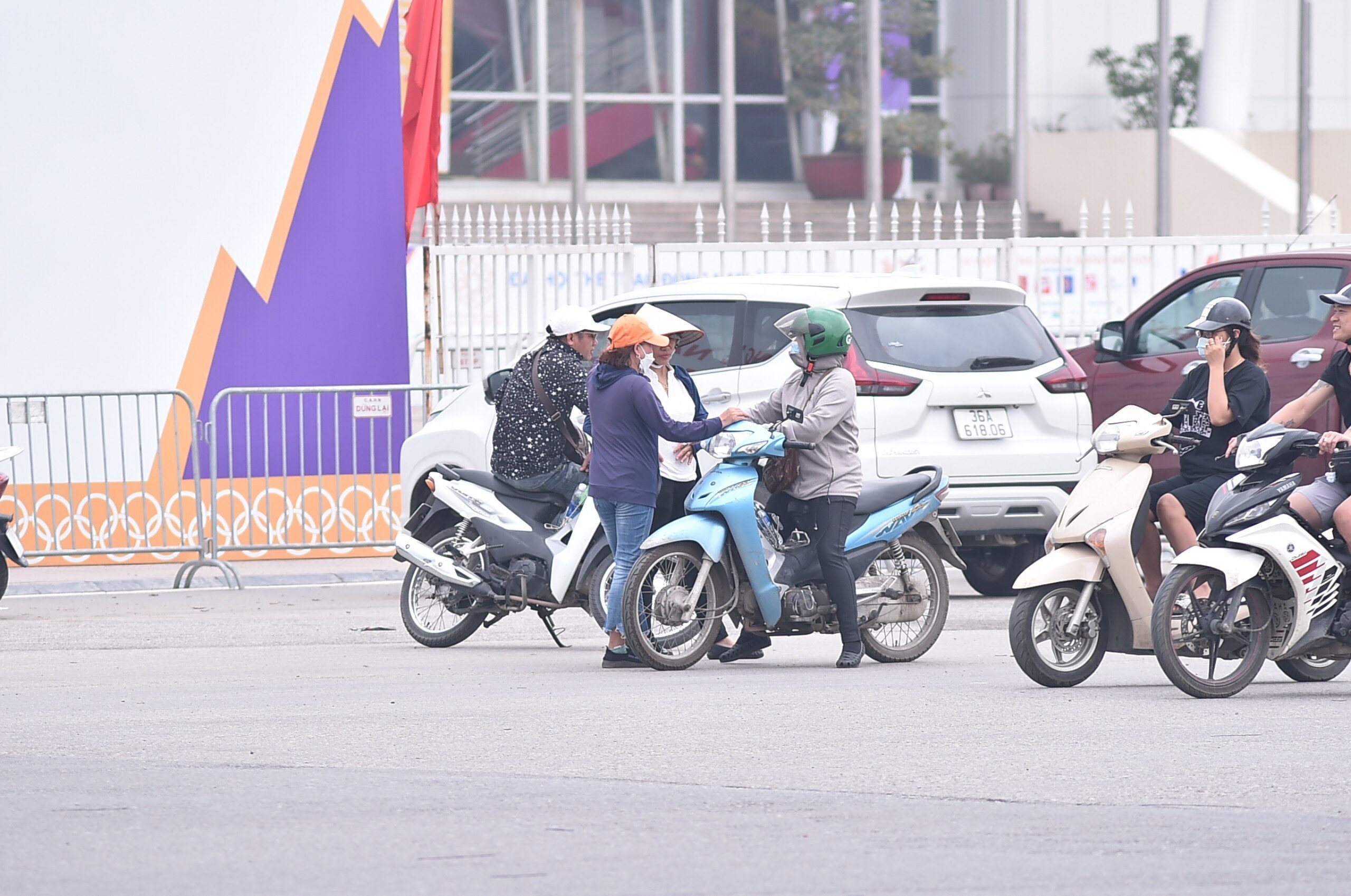 Khung cảnh n&agrave;y tr&aacute;i ngược với những lần đội tuyển Việt Nam hay U23 Việt Nam thi đấu tr&ecirc;n s&acirc;n nh&agrave; trước đ&acirc;y.