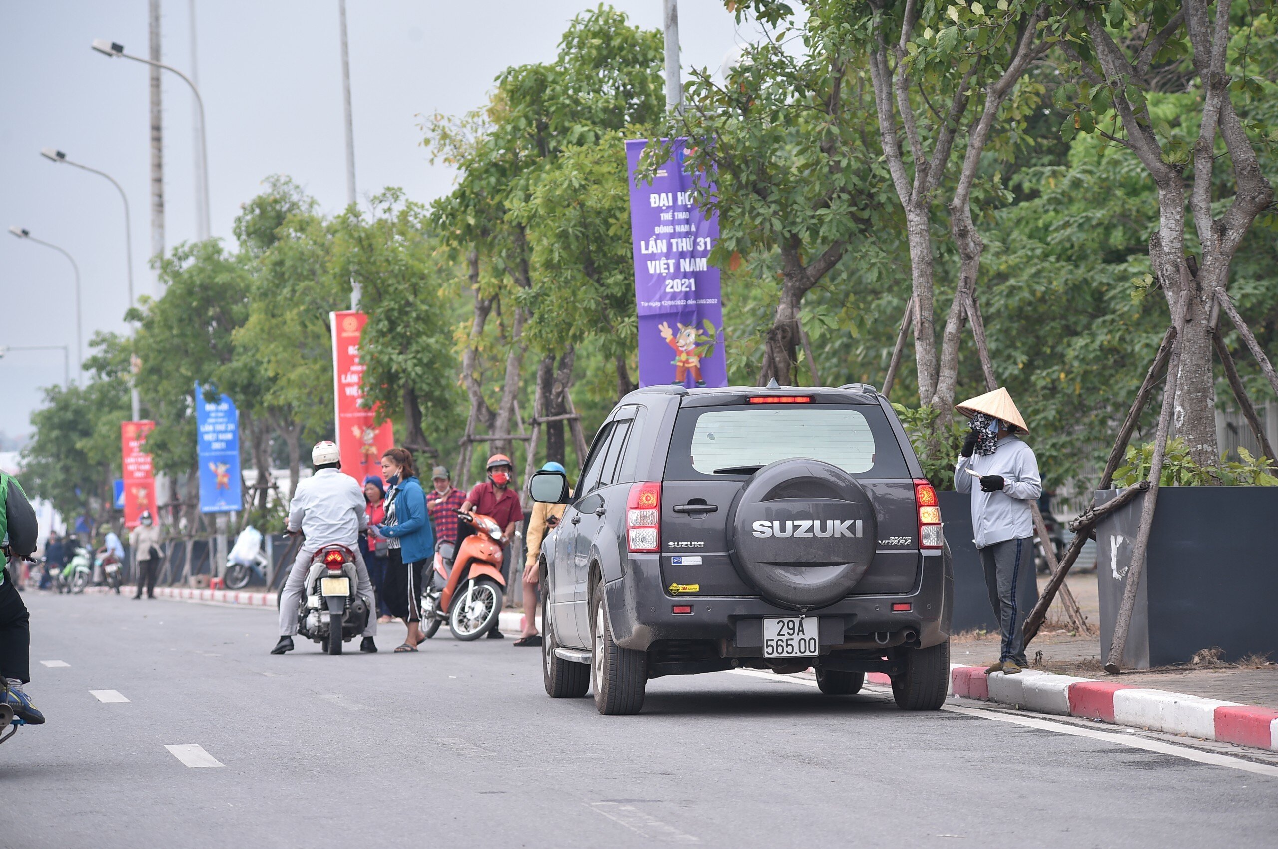 Theo kinh nghiệm của một phe v&eacute; l&acirc;u năm, thường những người đi &ocirc; t&ocirc; sẽ "chốt đơn" nhanh hơn.