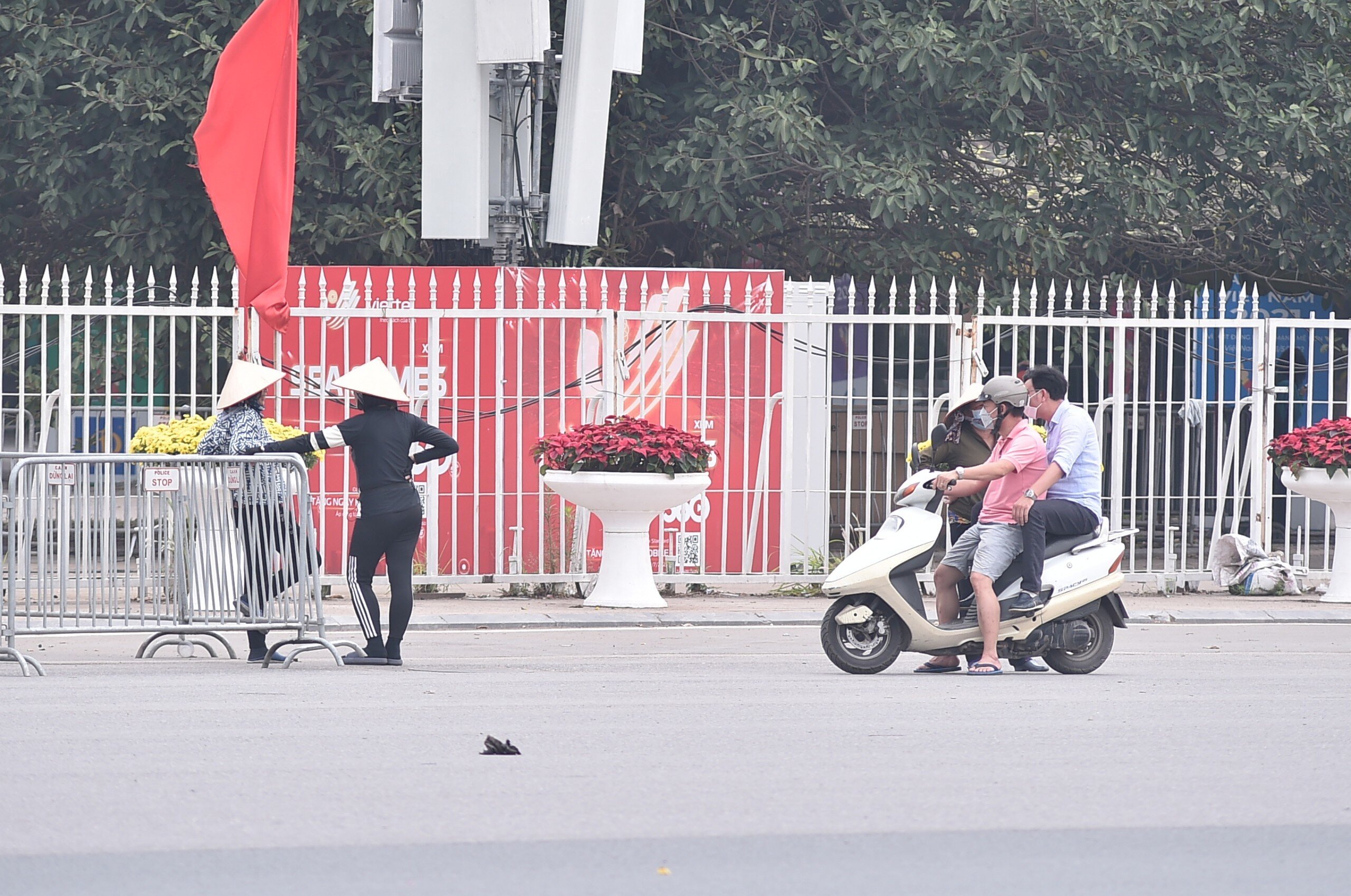 Chiều 21/5, một ng&agrave;y trước trận chung kết b&oacute;ng đ&aacute; nam SEA Games 31, trước cửa SVĐ Mỹ Đ&igrave;nh, khung cảnh kh&aacute; đ&igrave;u hiu. Cả d&acirc;n phe v&eacute; v&agrave; người mua đều thưa thớt.