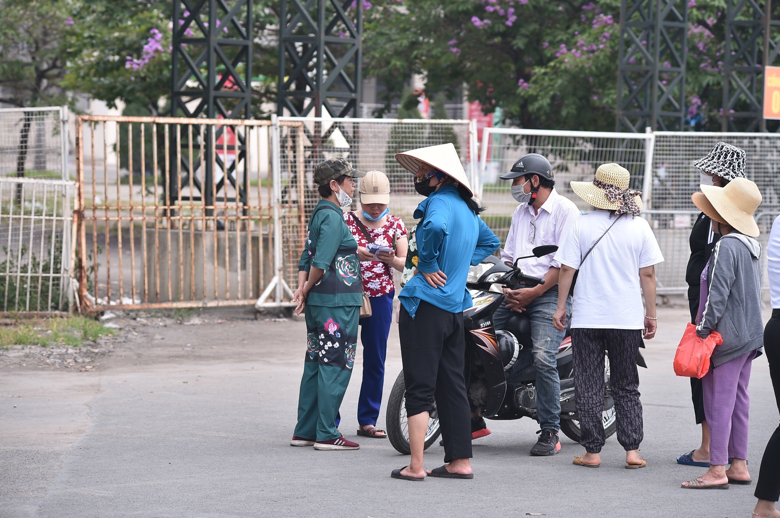 Một người dừng xe mua v&eacute;, c&oacute; tới 6 phe v&eacute; "chăm s&oacute;c". Theo một phe v&eacute; c&oacute; mặt tại đ&acirc;y, họ ki&ecirc;n quyết kh&ocirc;ng giảm gi&aacute; bởi ng&agrave;y mai dự kiến v&eacute; c&ograve;n sốt hơn.
