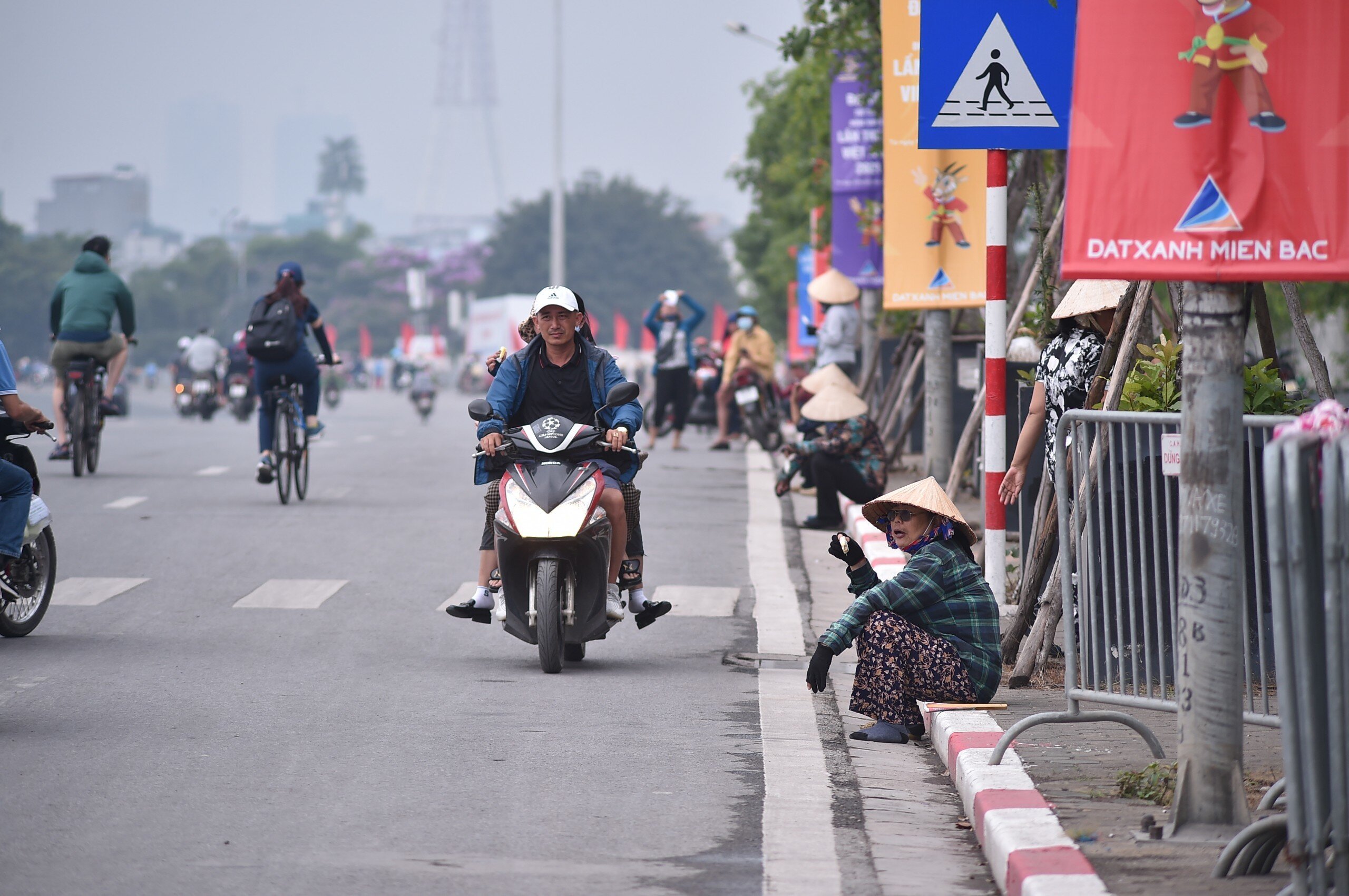 Việc c&oacute; &iacute;t người mua khiến c&aacute;nh phe v&eacute; kh&ocirc;ng tr&aacute;nh khỏi ch&aacute;n nản.