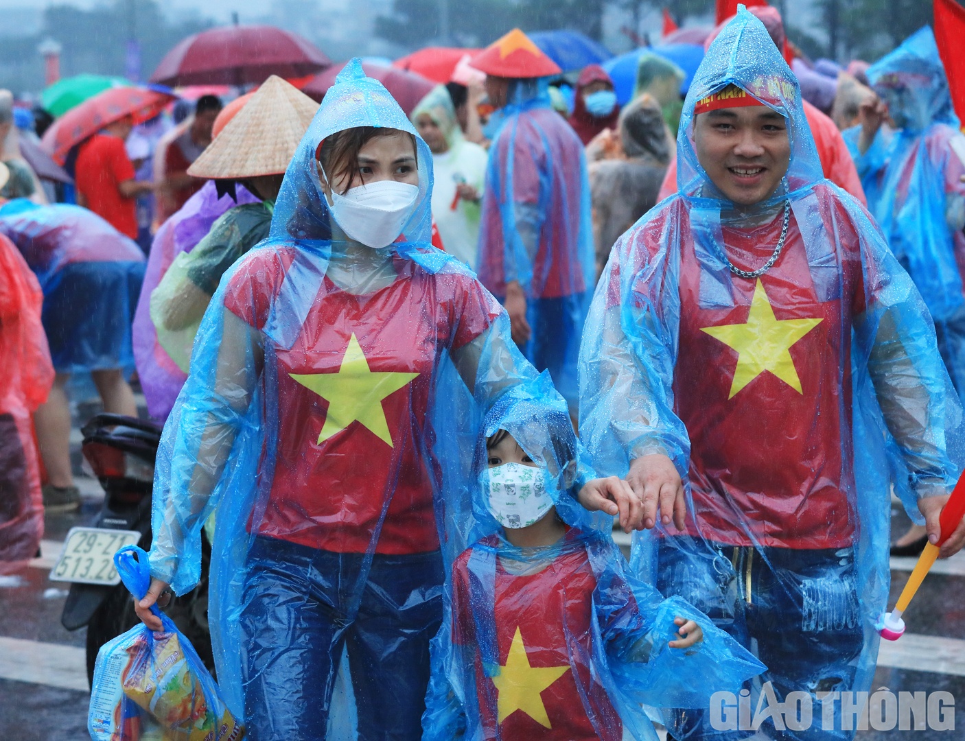 C&ugrave;ng gia đ&igrave;nh đến s&acirc;n từ sớm, anh Nguyễn Đ&igrave;nh Ngọc (Thanh Oai, H&agrave; Nội) chia sẻ: "Ch&uacute;ng t&ocirc;i đ&atilde; chuẩn bị đầy đủ mọi thứ để cổ vũ cho c&aacute;c cầu thủ. D&ugrave; thời tiết kh&ocirc;ng ủng hộ nhưng vẫn kh&ocirc;ng thể cản được niềm đam m&ecirc; b&oacute;ng đ&aacute; của ch&uacute;ng t&ocirc;i. Hy vọng Việt Nam sẽ gi&agrave;nh chiến thắng trước Th&aacute;i Lan với tỷ số 1-0".