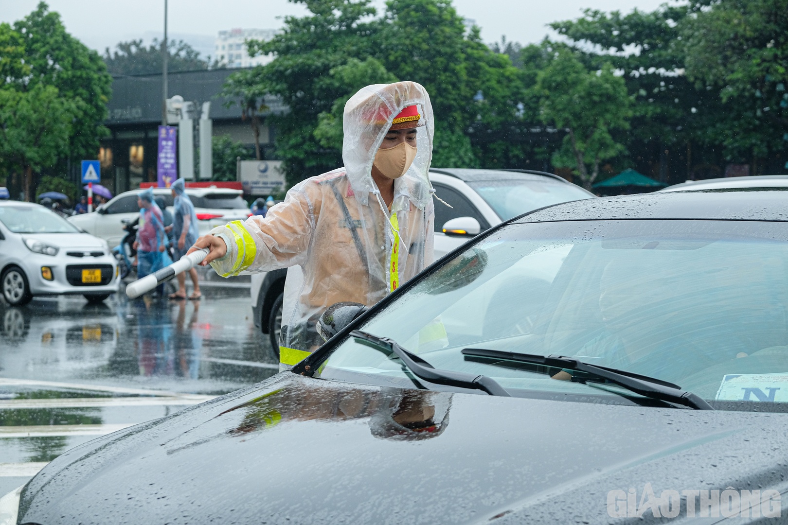 Lực lượng CSGT ph&acirc;n luồng phương tiện tại khu vực đường L&ecirc; Đức Thọ.