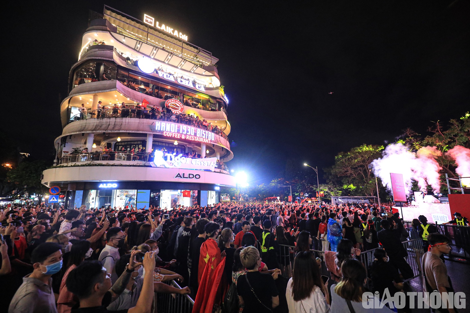 Tối 22/5, đội tuyển U23 Việt Nam đ&atilde; gặp đội tuyển U23 Th&aacute;i Lan trong trận chung kết m&ocirc;n b&oacute;ng đ&aacute; nam SEA Games 31. H&ograve;a chung người h&acirc;m mộ tr&ecirc;n cả nước, c&aacute;c CĐV tại H&agrave; Nội cũng n&aacute;o nức theo d&otilde;i trận đấu.