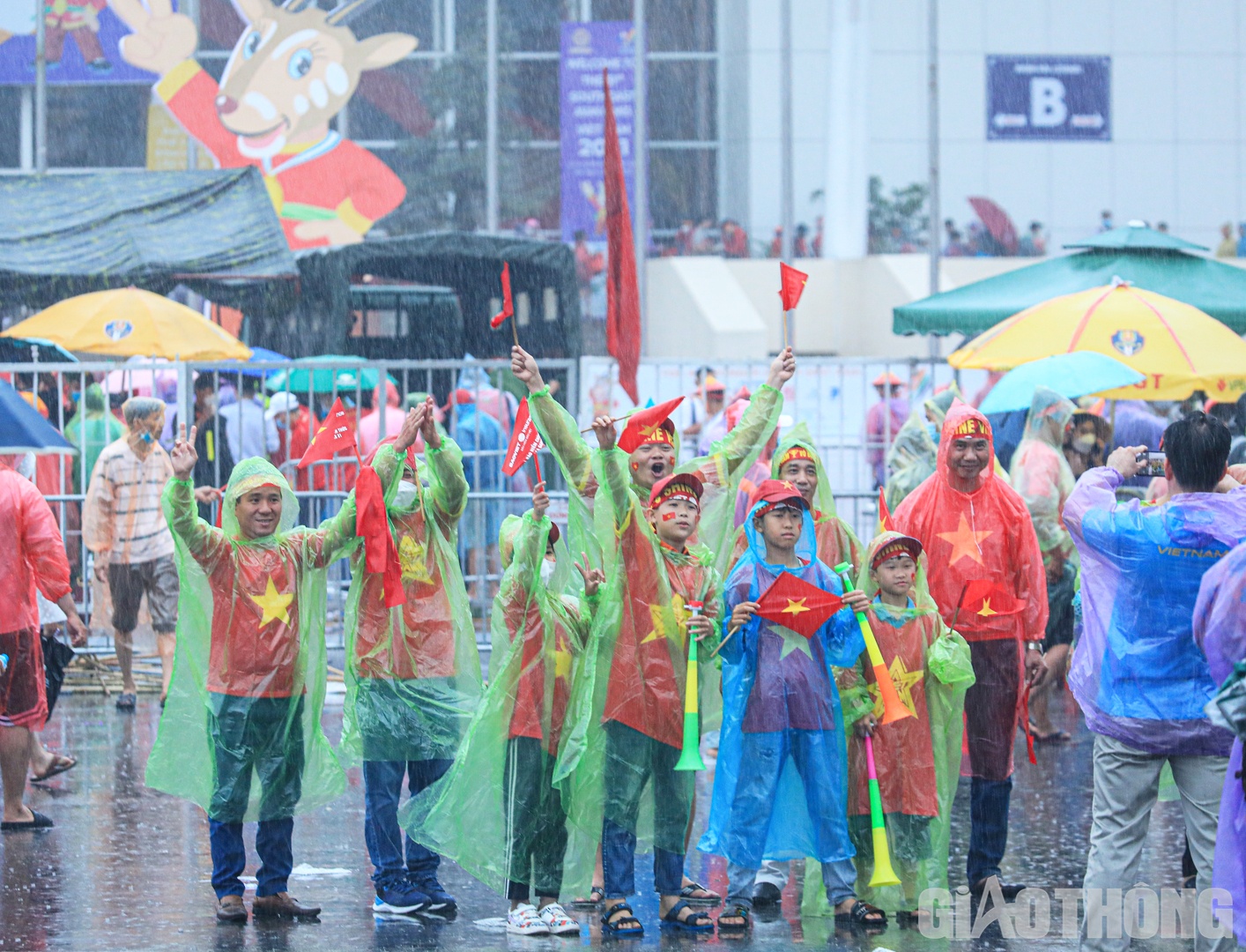 Kh&ocirc;ng kh&iacute; s&ocirc;i động trước trận đấu.