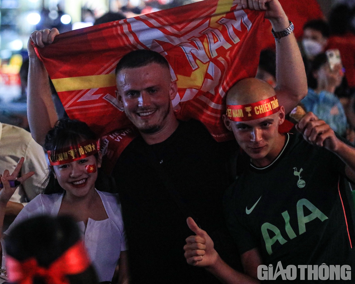 H&ograve;a chung v&agrave;o niềm vui chiến thắng của đội tuyển c&ograve;n c&oacute; những người ngoại quốc.