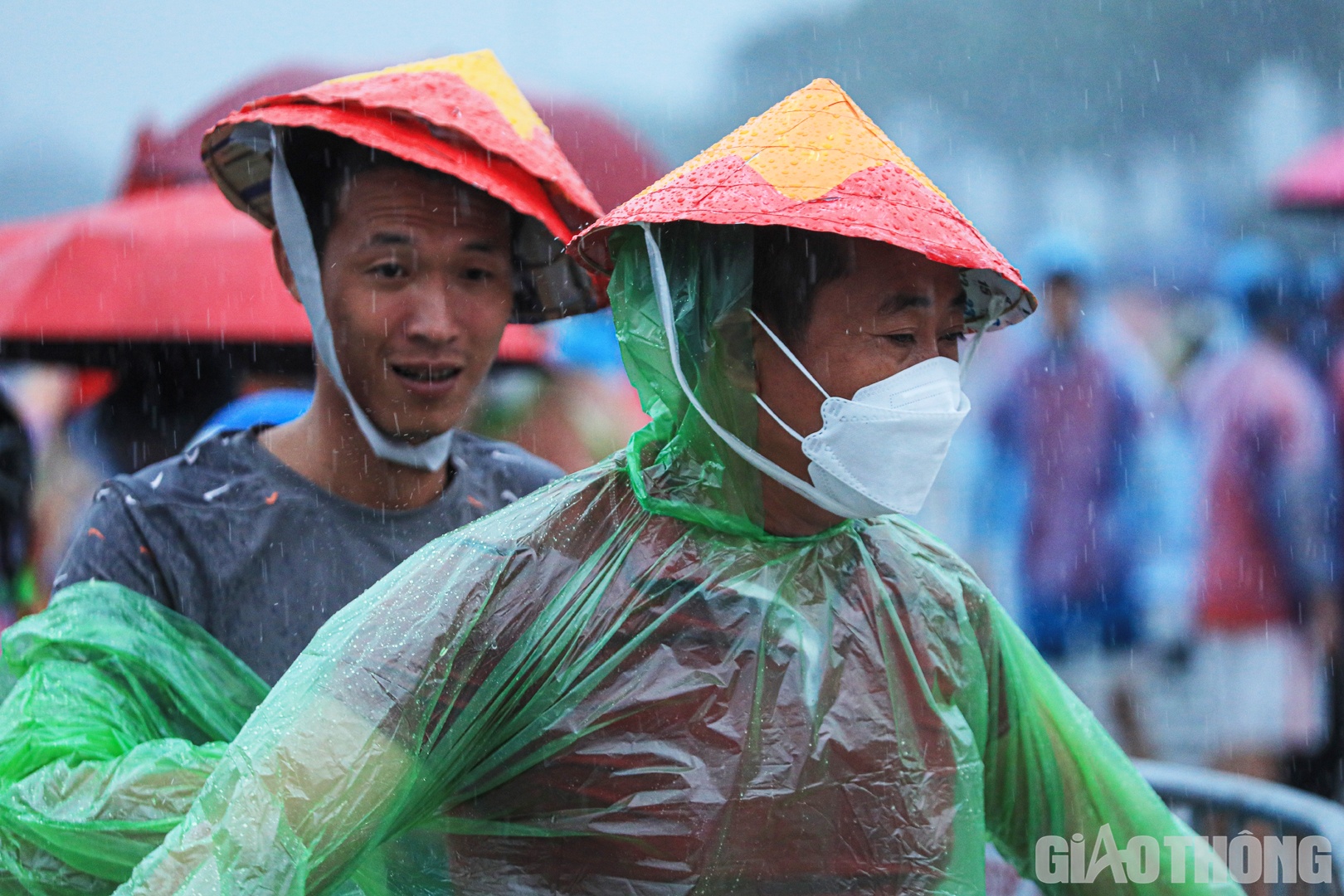 Cơn mưa k&eacute;o d&agrave;i nhiều giờ đồng hồ trước trận đấu kh&ocirc;ng l&agrave;m giảm đi t&igrave;nh y&ecirc;u của c&aacute;c CĐV nước nh&agrave; d&agrave;nh cho đội tuyển.