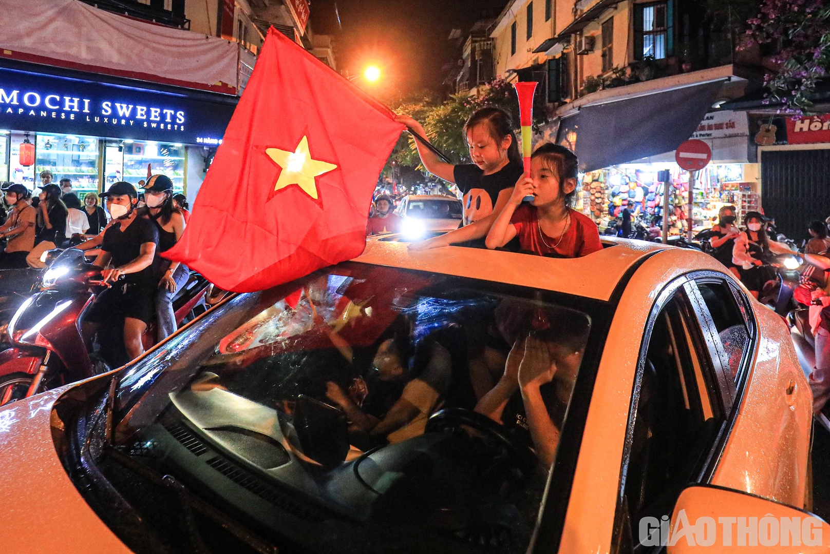 Ngay sau chiến thắng "nghẹt thở" trước Th&aacute;i Lan, rất đ&ocirc;ng người d&acirc;n đ&atilde; đổ ra đường để ăn mừng.