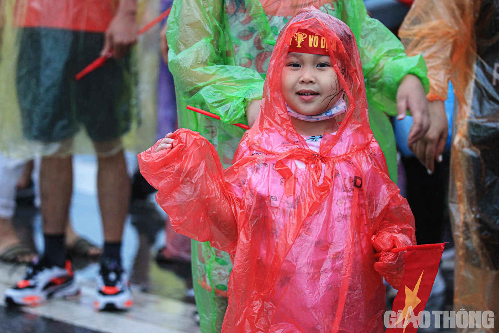 C&aacute;c em nhỏ h&agrave;o hứng khi được đến cổ vũ trực tiếp tại S&acirc;n Mỹ Đ&igrave;nh.