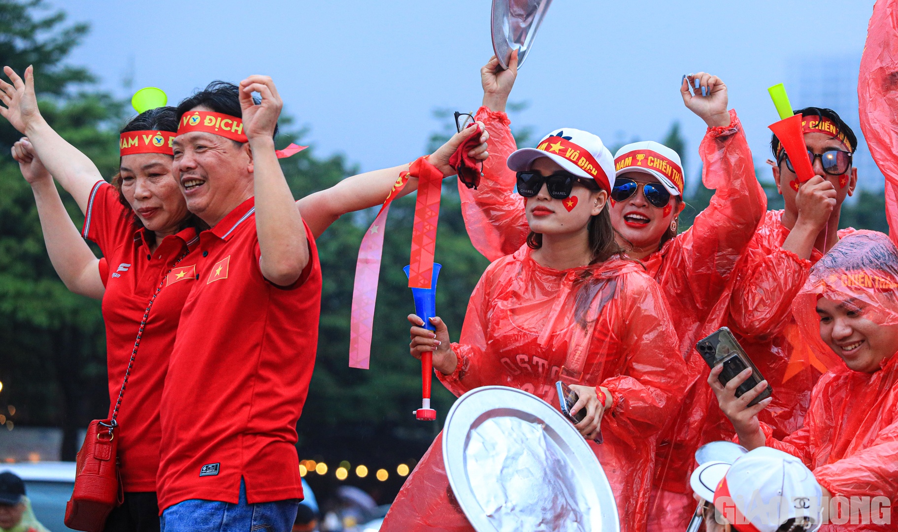 C&aacute;c nữ CĐV xinh đẹp "ch&aacute;y" hết m&igrave;nh v&igrave; đo&agrave;n qu&acirc;n của HLV Park Hang-seo.