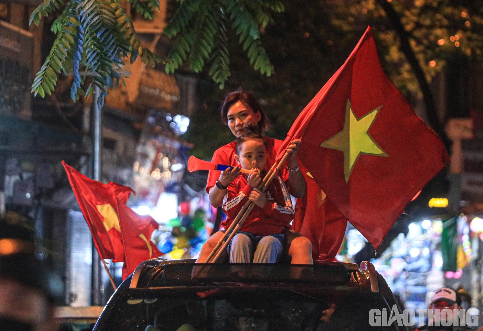 C&aacute;c em nhỏ h&agrave;o hứng đi "b&atilde;o" c&ugrave;ng gia đ&igrave;nh.