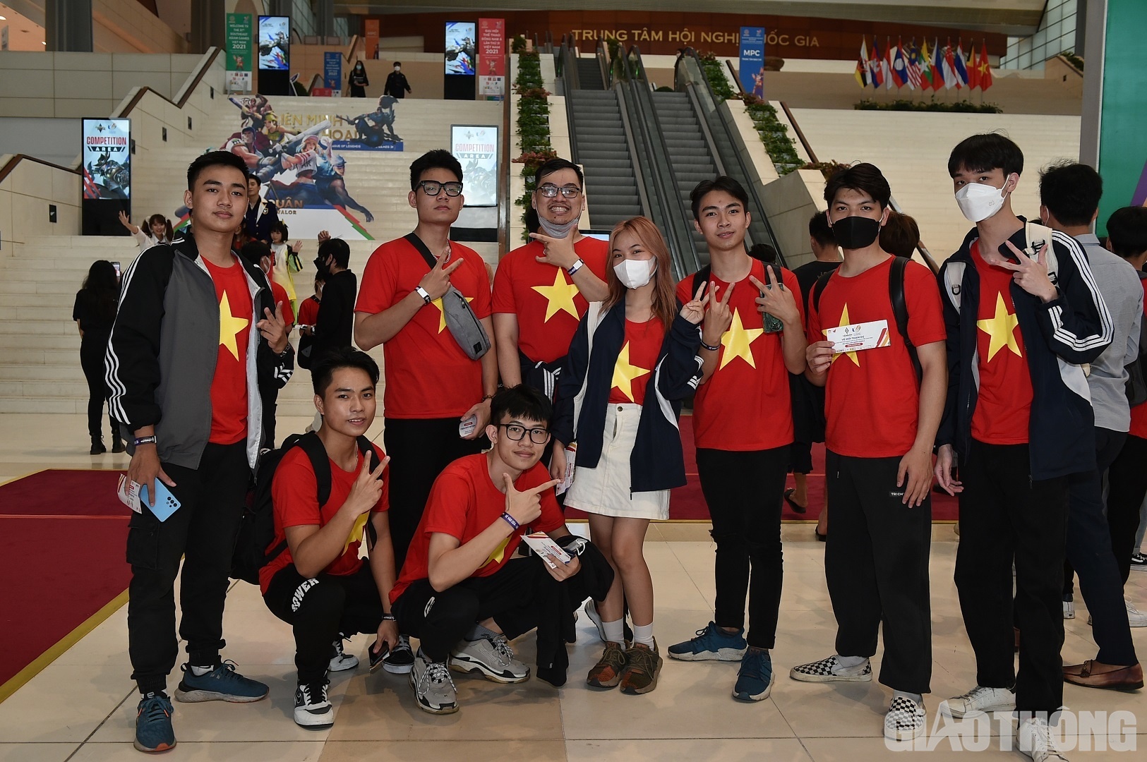 Bạn Th&uacute;y Nga (Lĩnh Nam, H&agrave; Nội) c&ugrave;ng nh&oacute;m bạn của m&igrave;nh trong trang phục &aacute;o cờ đỏ sao v&agrave;ng đến cổ vũ cho c&aacute;c tuyển thủ.