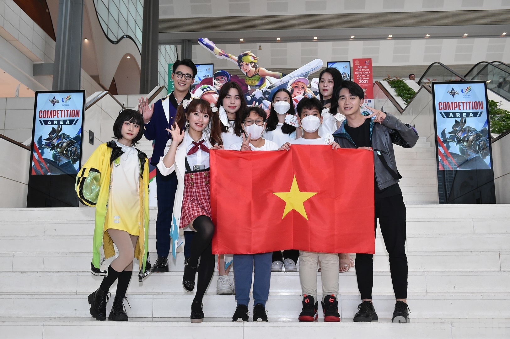 Một nh&oacute;m c&aacute;c bạn trẻ h&agrave;o hứng đến xem đội eSports Việt Nam thi đấu.