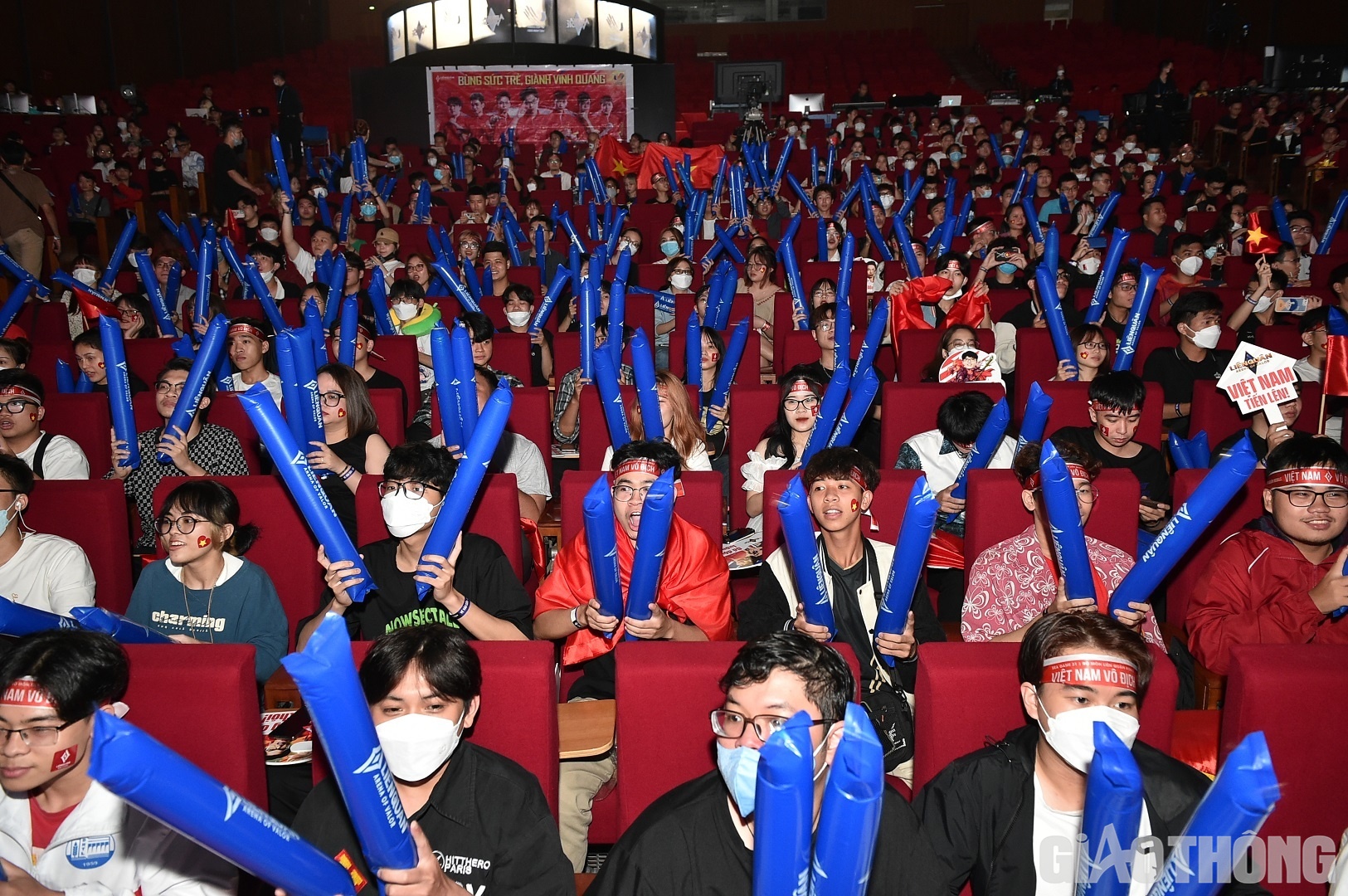 C&aacute;c kh&aacute;n giả c&oacute; mặt tại kh&aacute;n ph&ograve;ng chờ đợi một trận đấu cởi mở, hấp dẫn giữa 2 đội tuyển Việt Nam v&agrave; Th&aacute;i Lan.