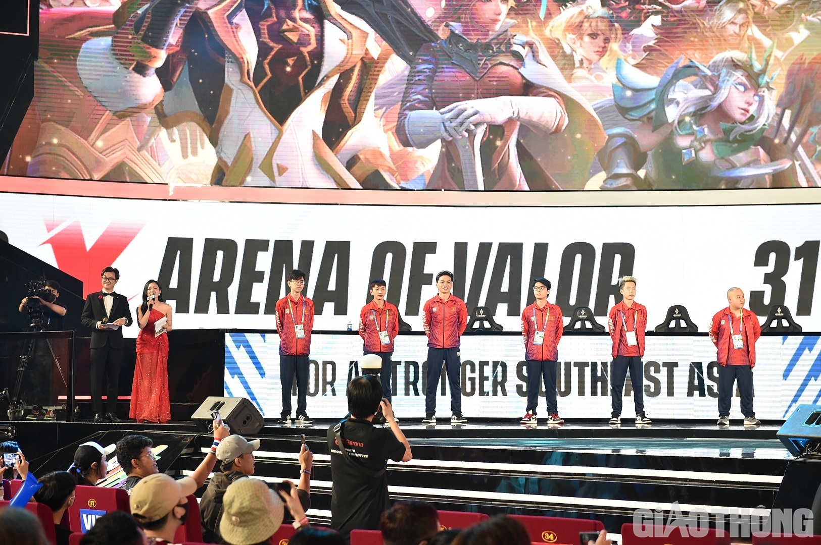 C&aacute;c th&agrave;nh vi&ecirc;n thi đấu Li&ecirc;n Qu&acirc;n Mobile của đội Việt Nam, với n&ograve;ng cốt l&agrave; đội Saigon Phantom.